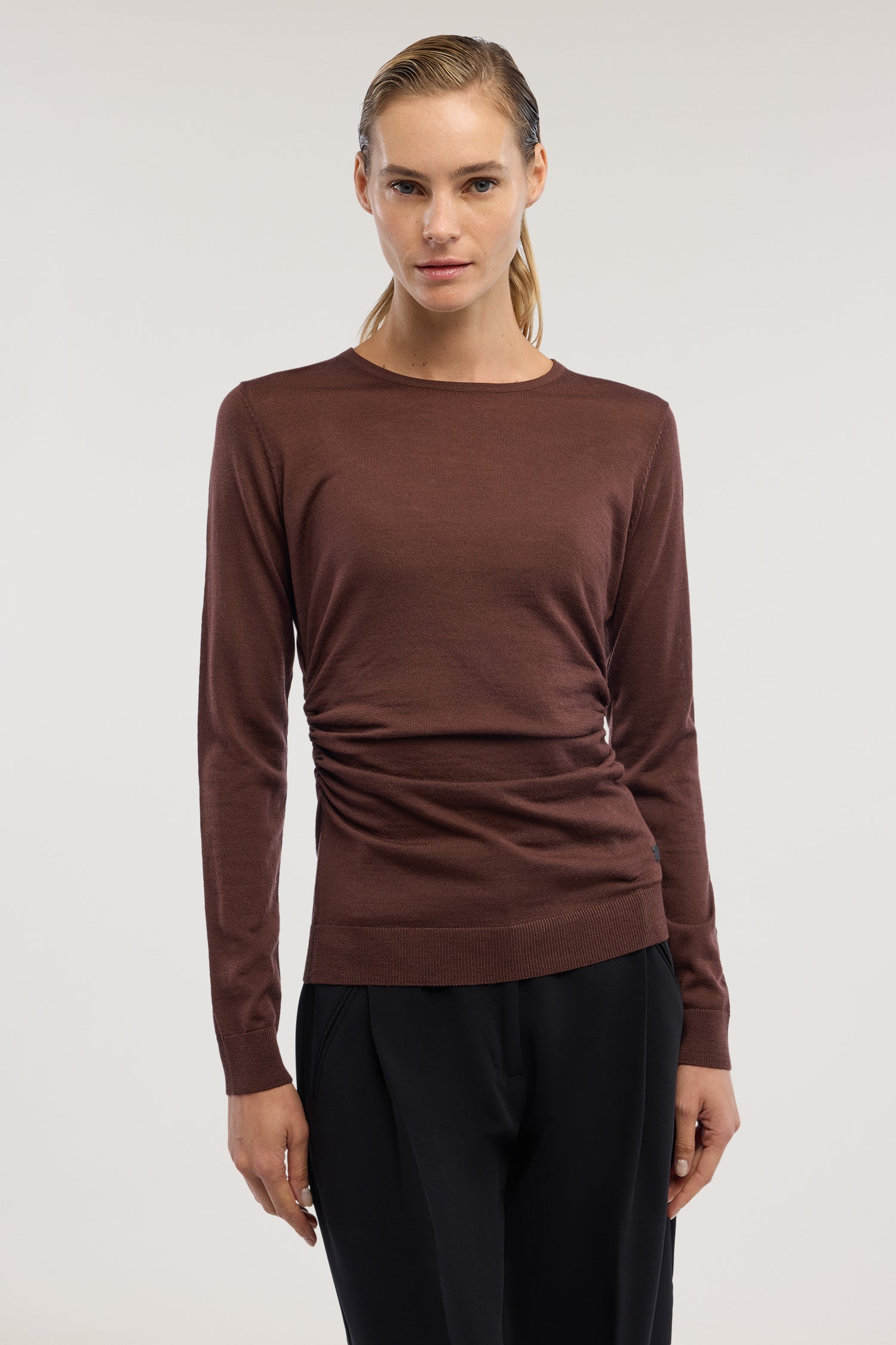 Maglia girocollo in pura lana con arriccio 2|8e746d39403ab06a99ca34cf3f334c64280eabbbe7dbc408bee86ac4d5d71c28