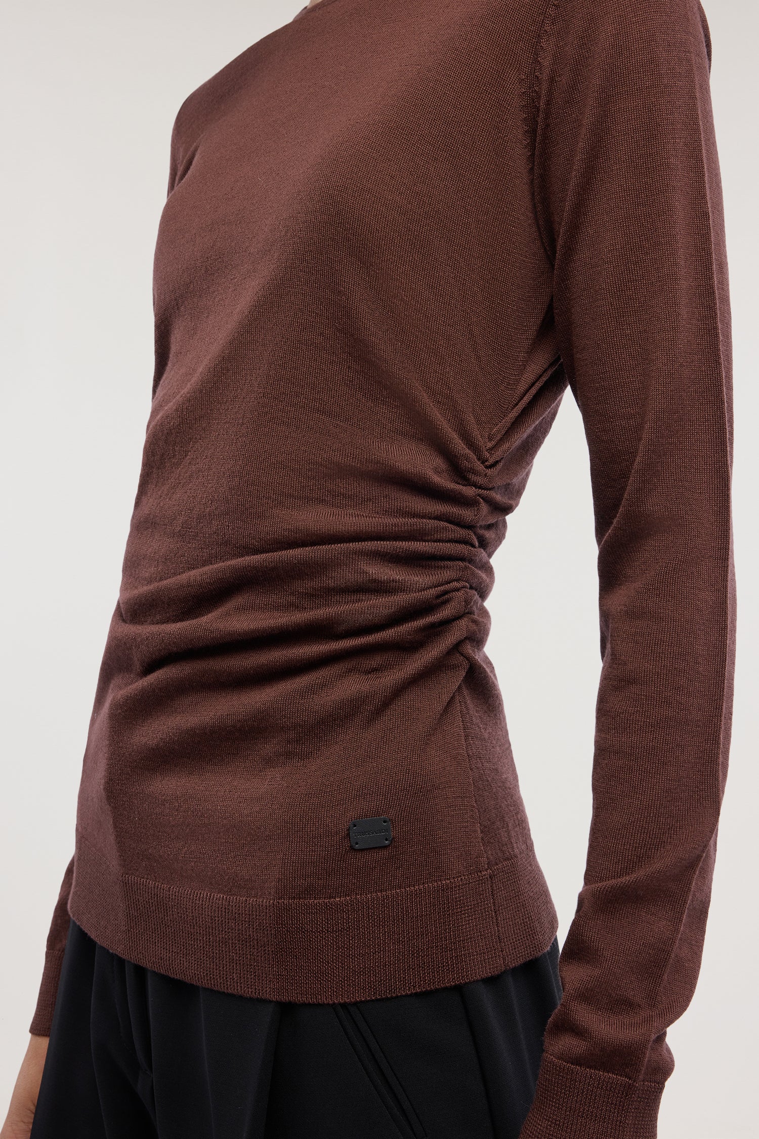 Maglia girocollo in pura lana con arriccio 4|4a33d4075142c5fcff48ac73452b8ec5081c3a862c9263057e358bb504f8cf1a