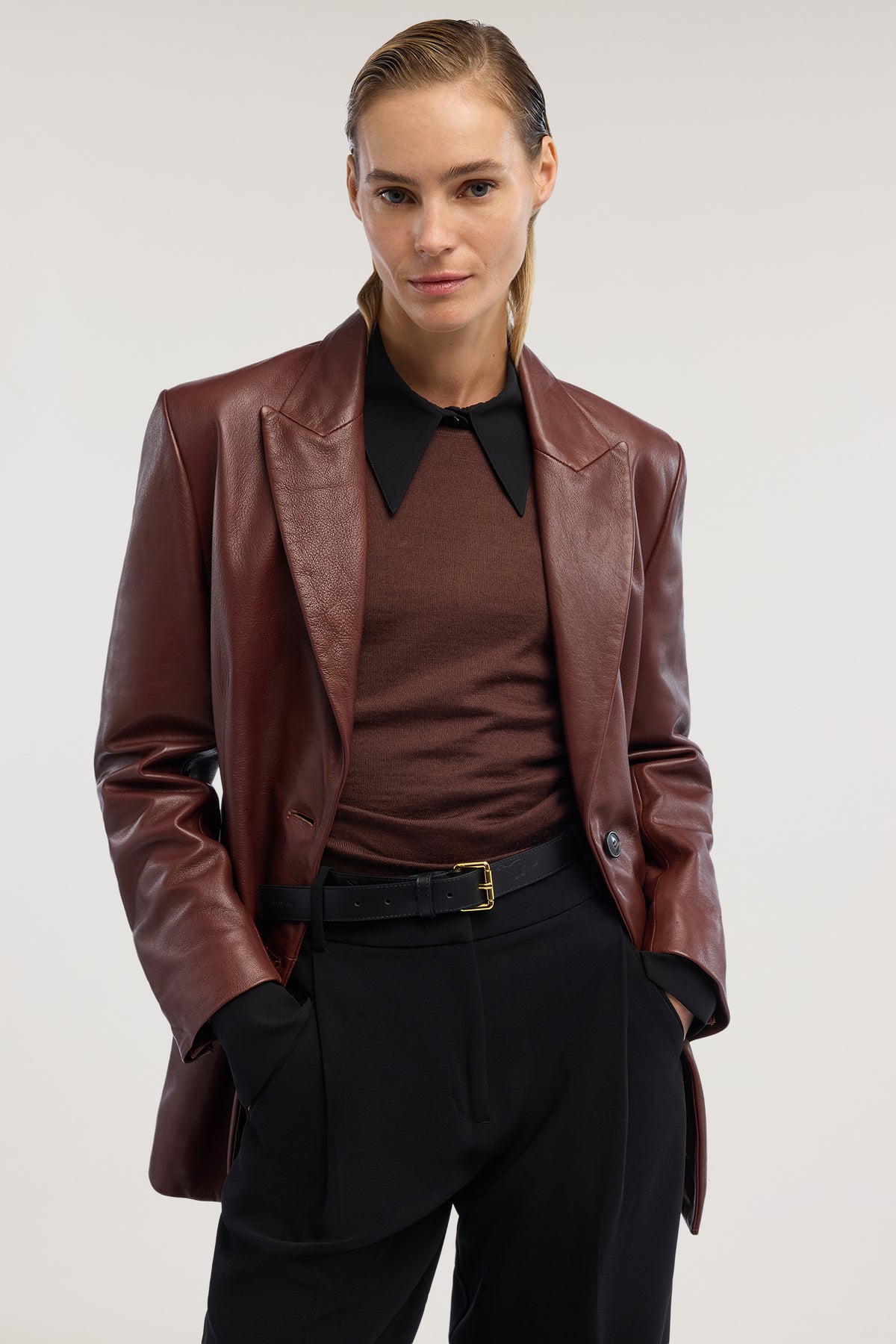 Maglia girocollo in pura lana con arriccio 4|8272aa33cef200484ba50615b7bbb1d7b97f9c6f84c0ffa76a8fcc09f1c5e792