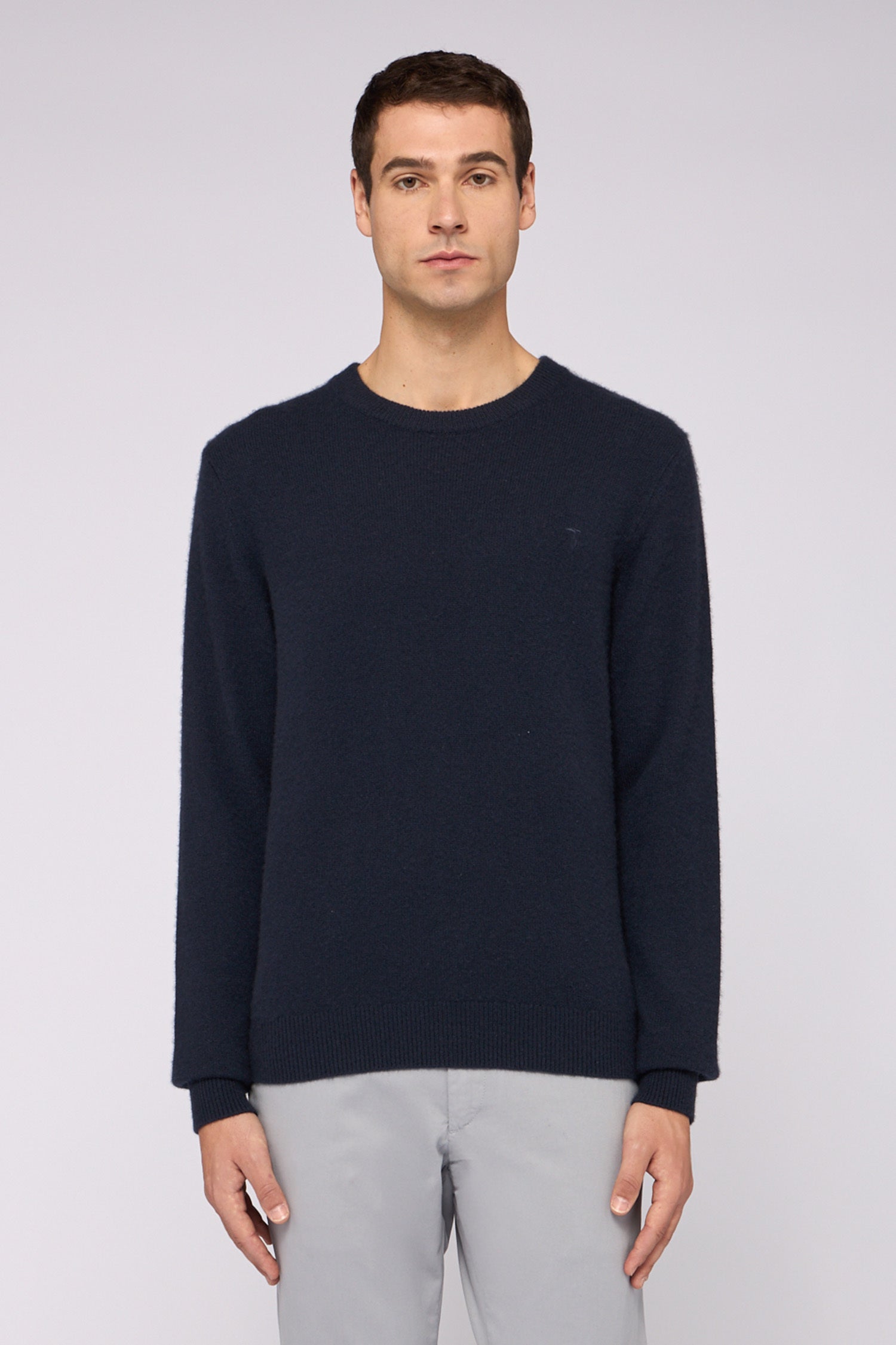 Maglia girocollo in puro cashmere 1|cccbf1c03eb94c19cad3a7ed4dba2d3ba5db10f630893082c537a45918e86b43