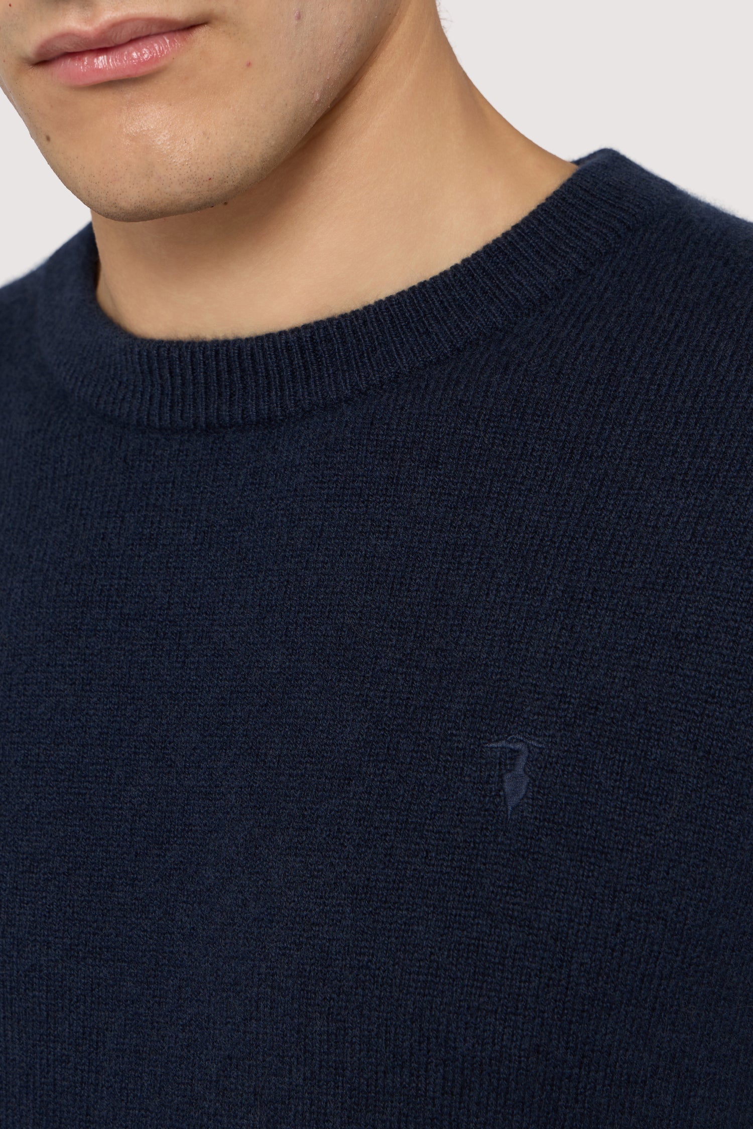 Maglia girocollo in puro cashmere 3|20559c9a75d7db9dd4760b2d9ec614c3c079d95bac62eefeb79d58faec620253