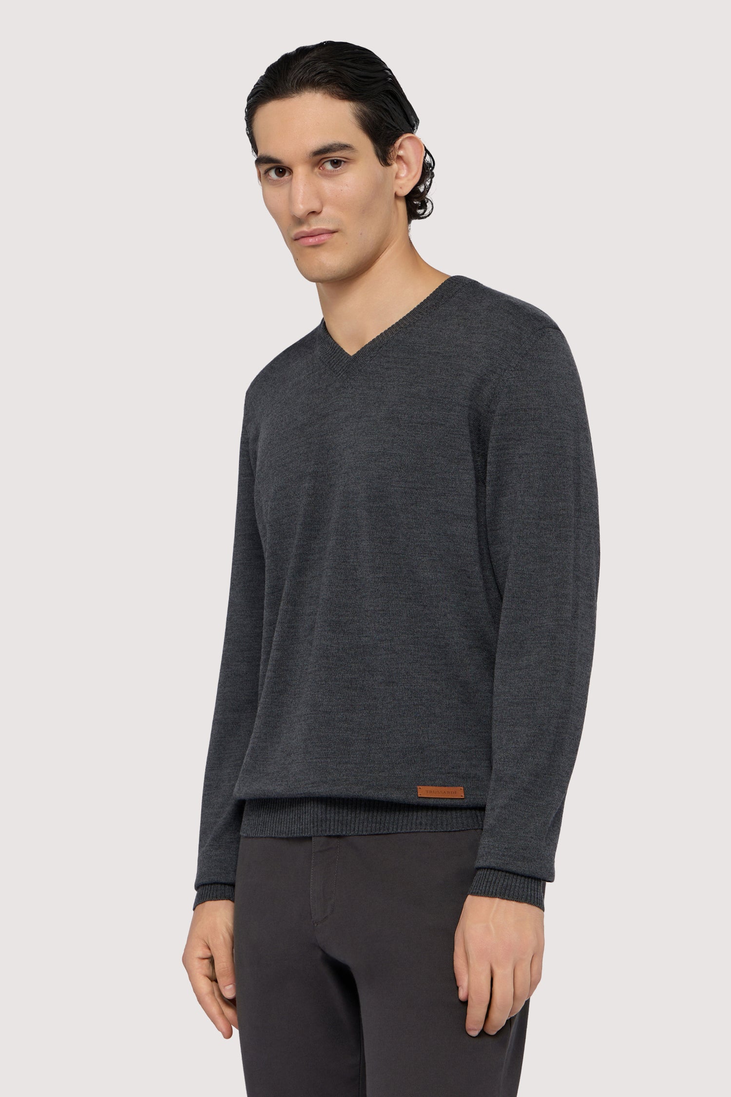 Maglia con scollo a V in pura lana 1|33879ba3a45983974dc063e06426ab72eebc34eecb5a58d9a668b4c38319507b
