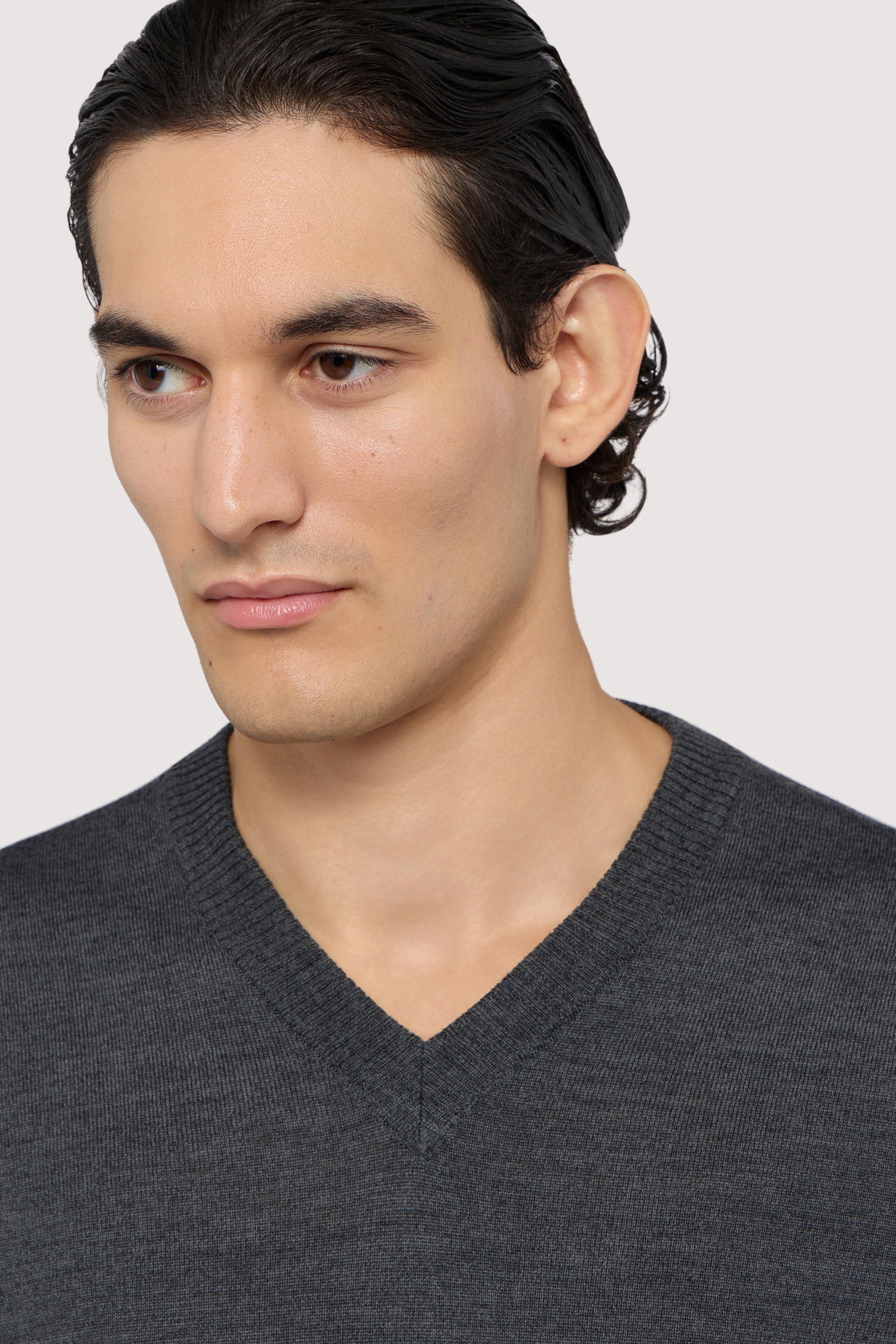 Maglia con scollo a V in pura lana 3|227ece1ff7355053ea776df7f5e306006339d0755611ccd8328b6b1d79676dd7