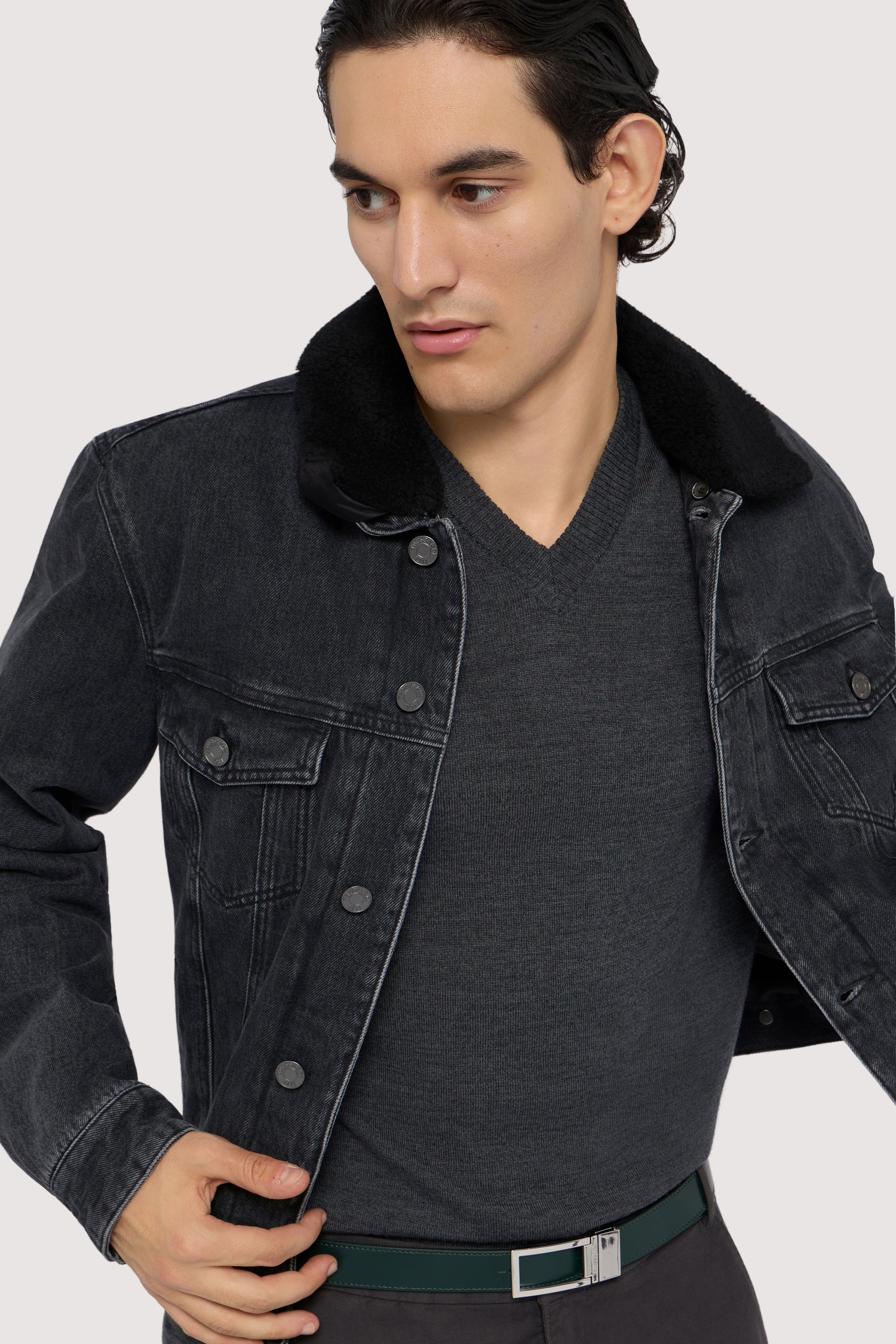 Maglia con scollo a V in pura lana 4|714eb09285581ebf3c331bea1a9112465053b2dd85935f0b9bb40b03dbfd87a1