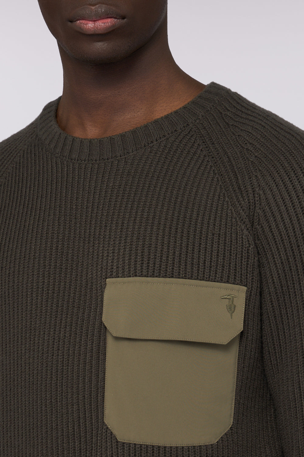 Maglia girocollo con tasca in nylon 3|0b91575766ead0924d86ae0693aad68285306f18642798d0eed8a1e613649fed