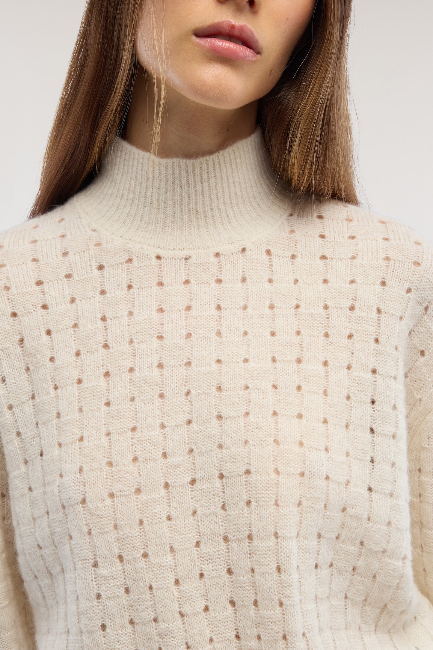 Maglia lupetto in alpaca e cashmere con strass 1|e655683c1c68a7fc2030f3a67fe98afab7b1c79d51f35638a782697612349174