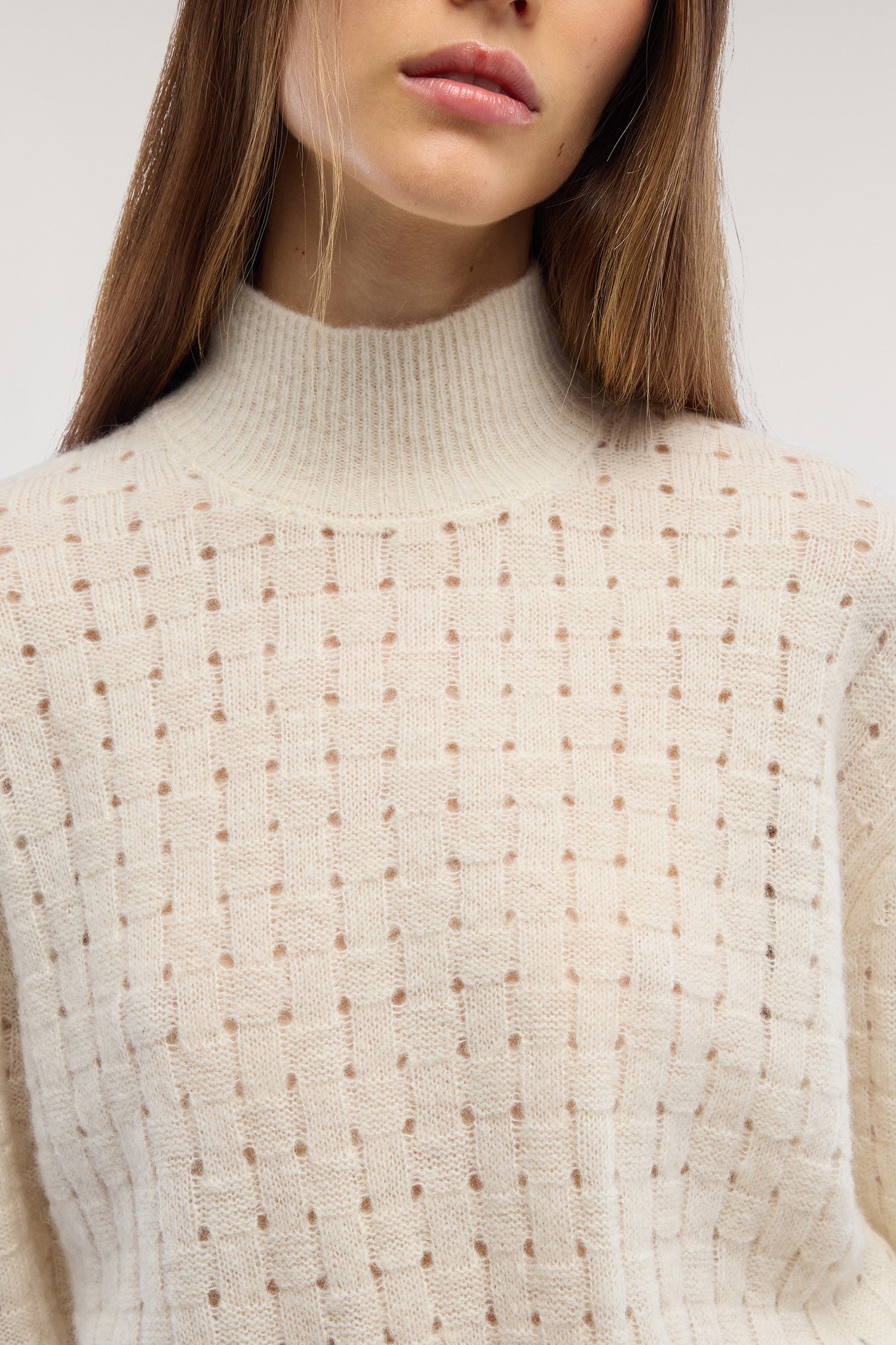 Maglia lupetto in alpaca e cashmere con strass 1|e655683c1c68a7fc2030f3a67fe98afab7b1c79d51f35638a782697612349174