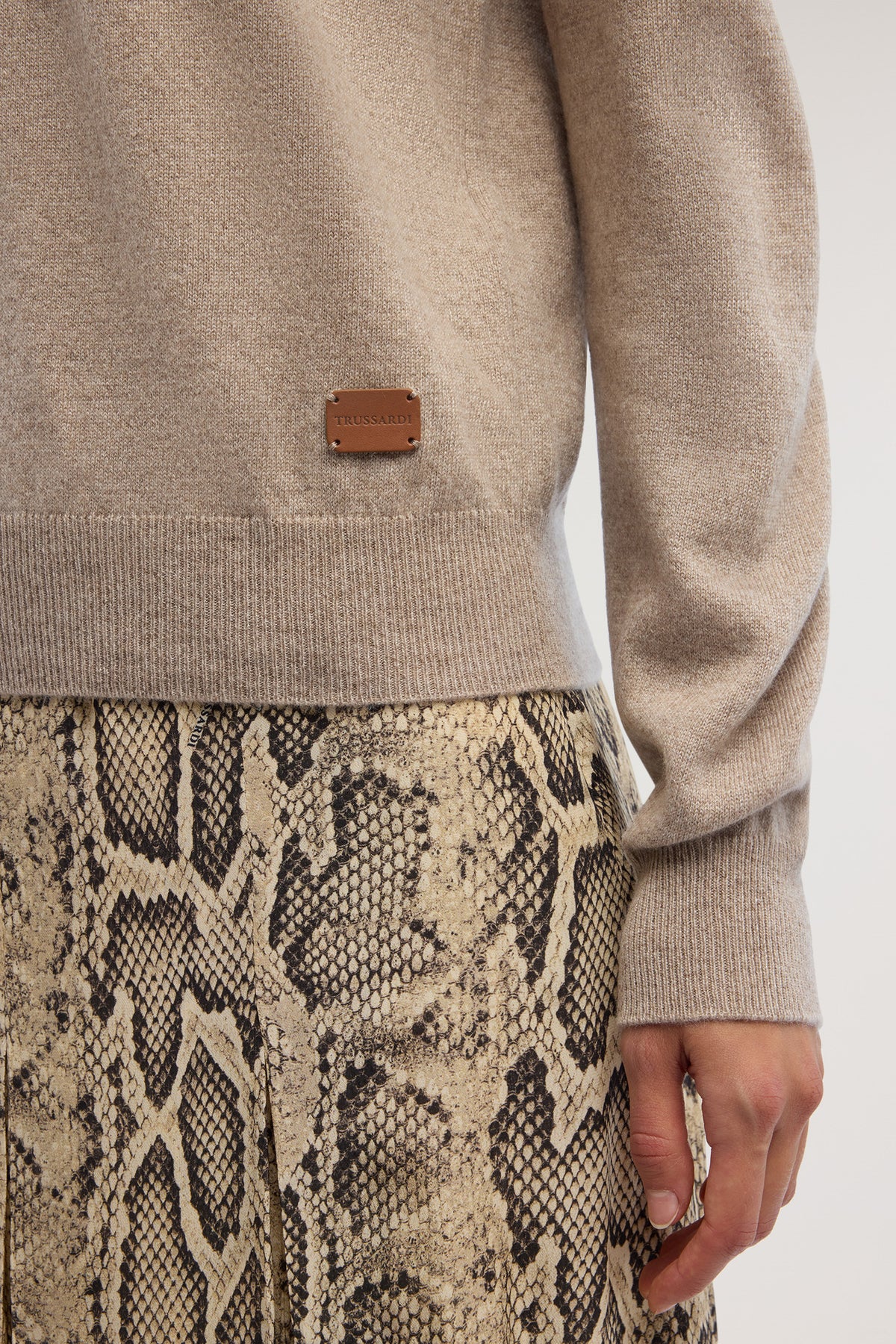 Maglia girocollo in cashmere 5|1a398e662d1df348e96d87d0916fcce5444e95106fb12c42778ce8173ea168c7