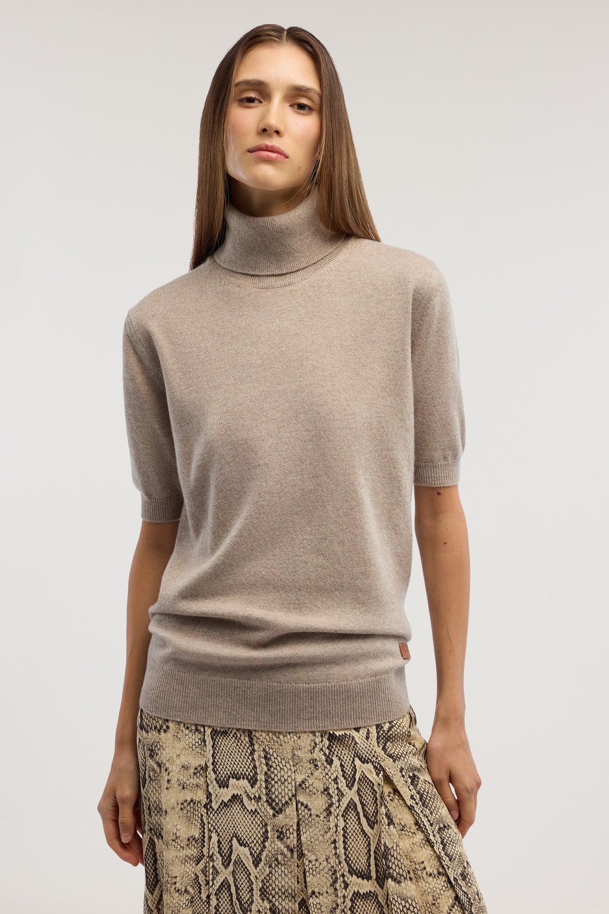 Maglia lupetto a manica corta in cashmere 1|3abb8c29cb0a49fb7fe2ce900b7028e71d54bb891071845df1fb19c8501b1266