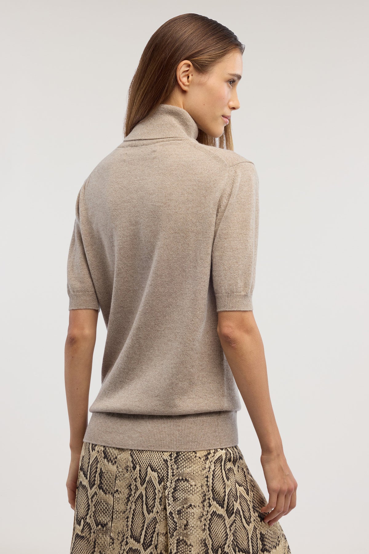 Maglia lupetto a manica corta in cashmere 3|f7c3ebc5a57c24f9516a0f38e082f7659ebd6886c864d8b4d59dd41fe349f1f1