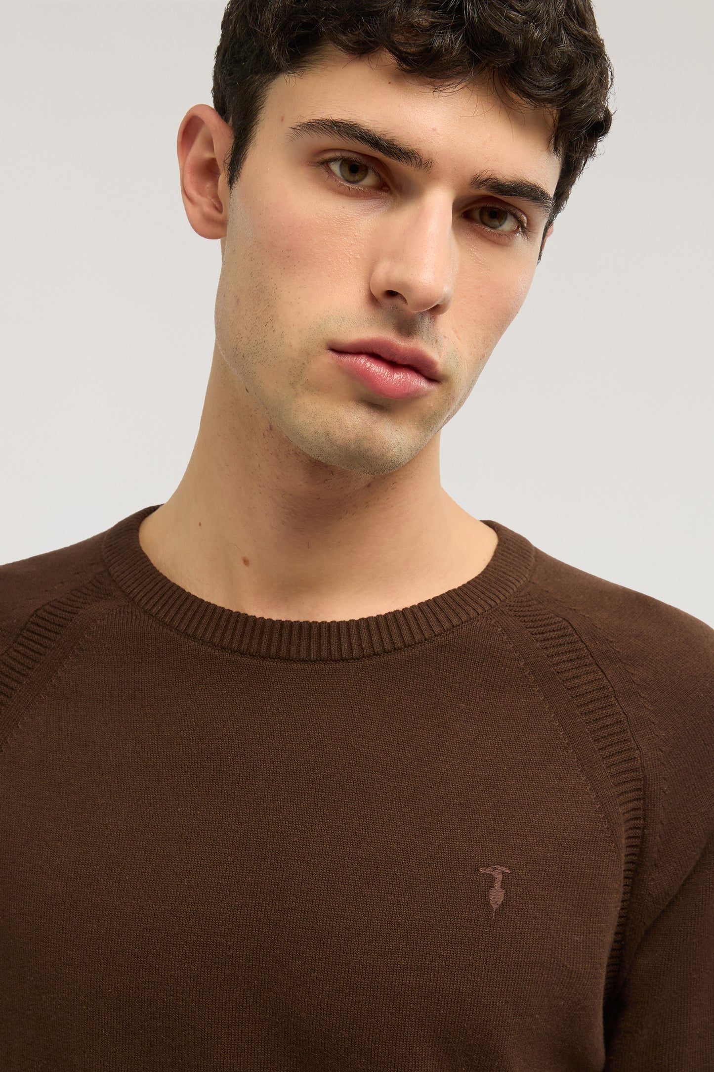 Maglia girocollo in cotone con dettaglio a costine 2|83cd10f472047601774903f7098795ecd02e28fbf22f836830211ba2bde18f9a