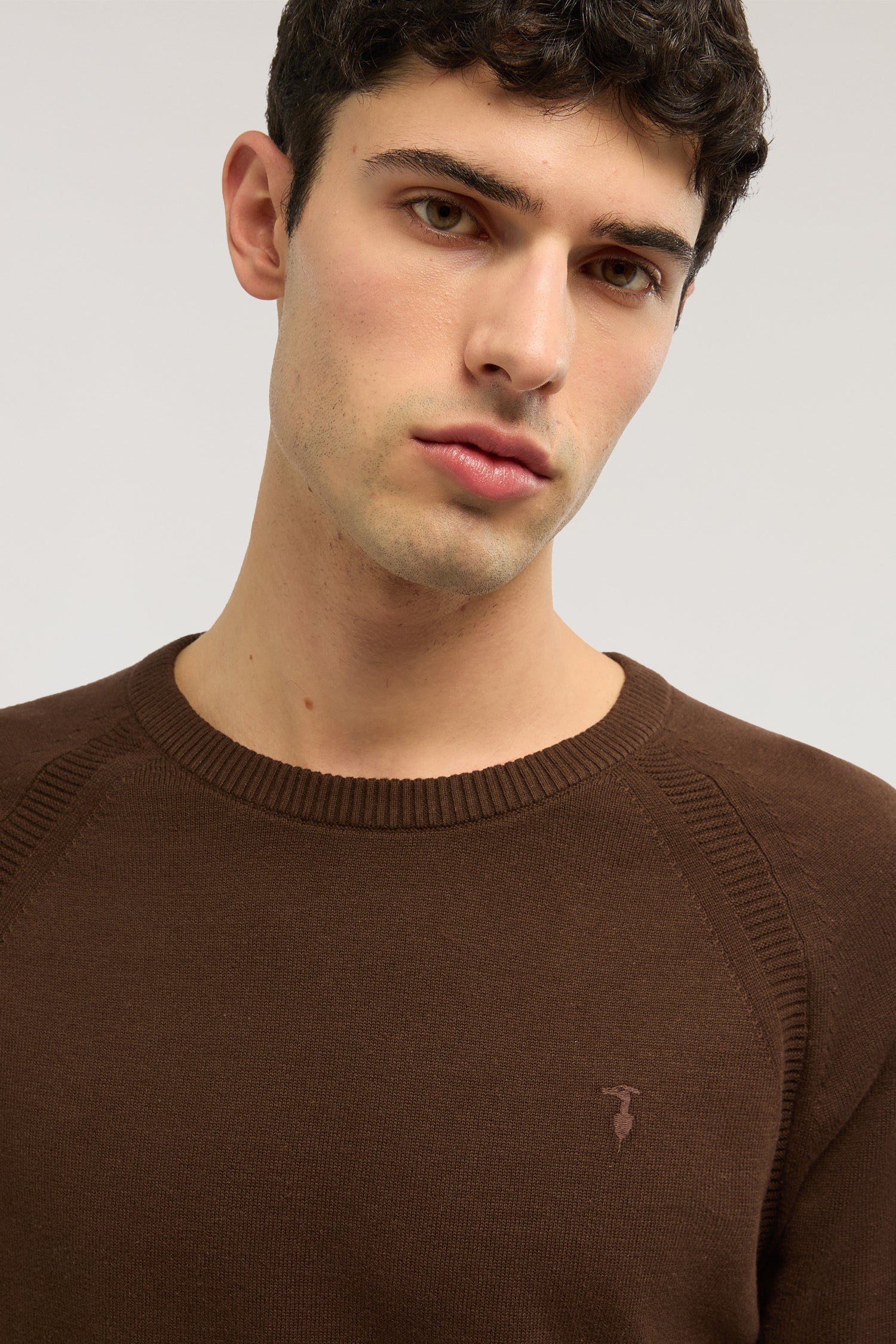 Maglia girocollo in cotone con dettaglio a costine 2|83cd10f472047601774903f7098795ecd02e28fbf22f836830211ba2bde18f9a