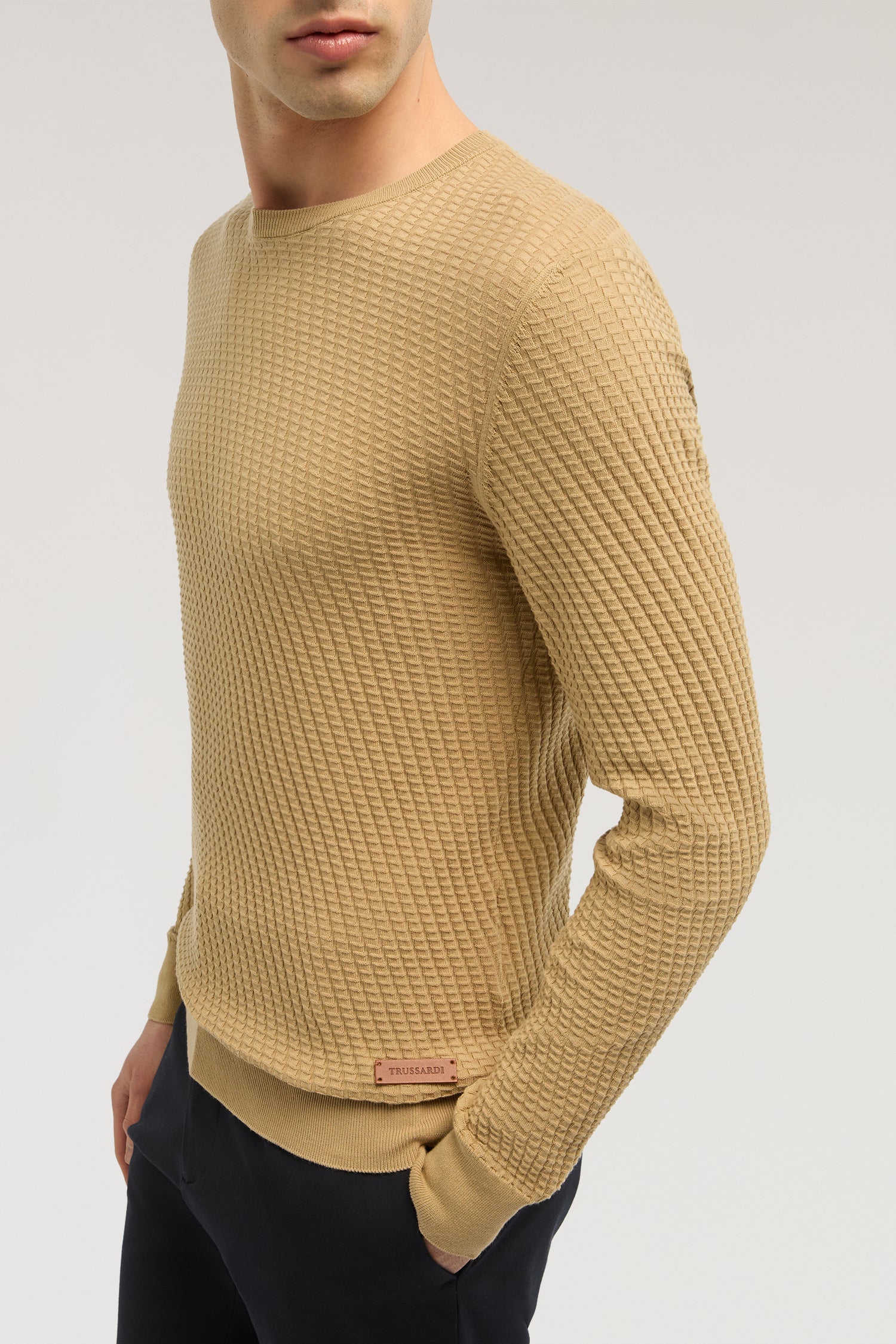 Maglia girocollo in cotone tridimensionale 3|2fc484e547857de38e87bdb61ac7c60bb2fb8433fd4199361c2a3ec472fe9352