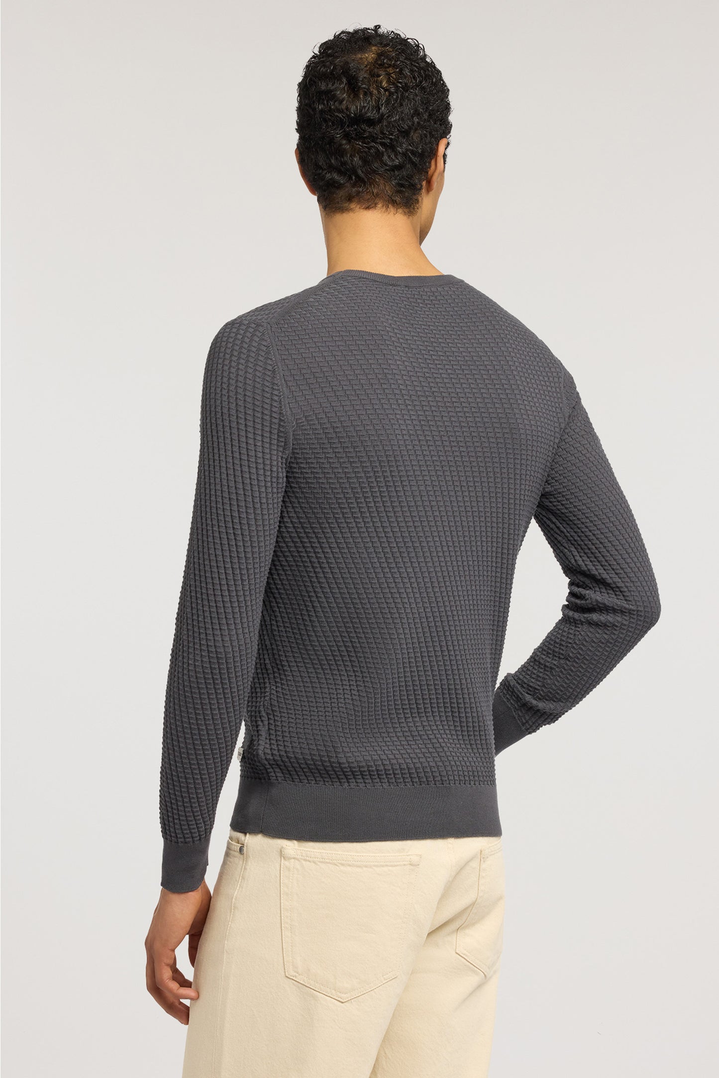 Maglia girocollo in cotone tridimensionale 2|e1c44a49914704ae6800bbe8c5dfc6ccc852fc75c6d324e7b00a16d896e510f0