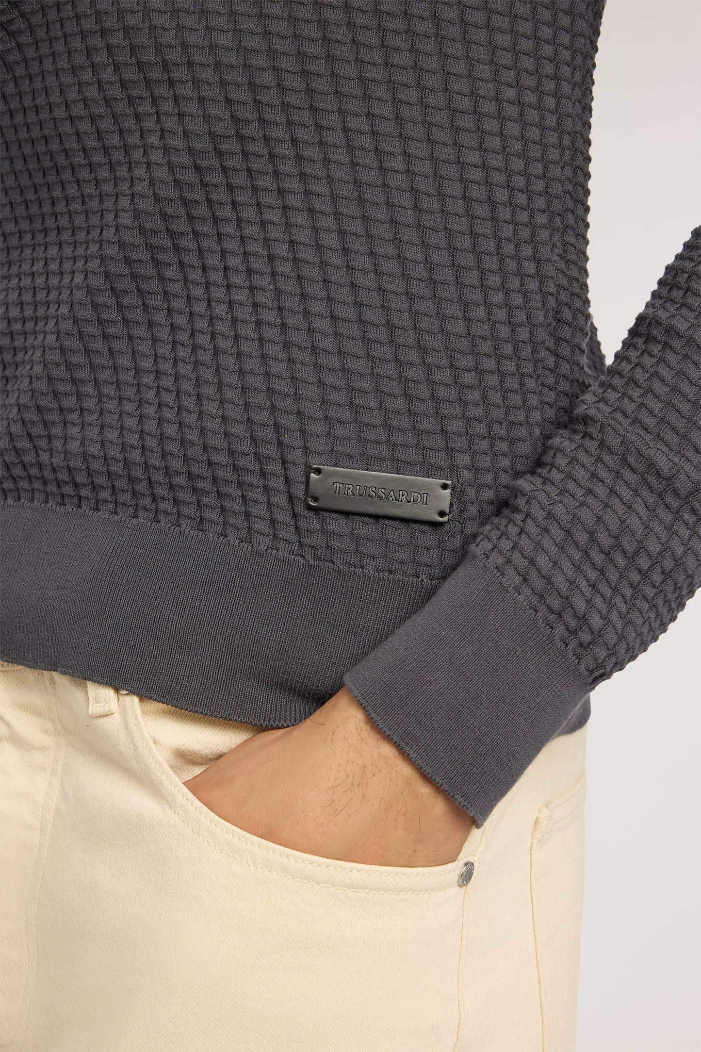 Maglia girocollo in cotone tridimensionale 3|76d011605250cda70af959ea2e13edd0ffde81a14ce10aa2951a5bdf9f804a4d