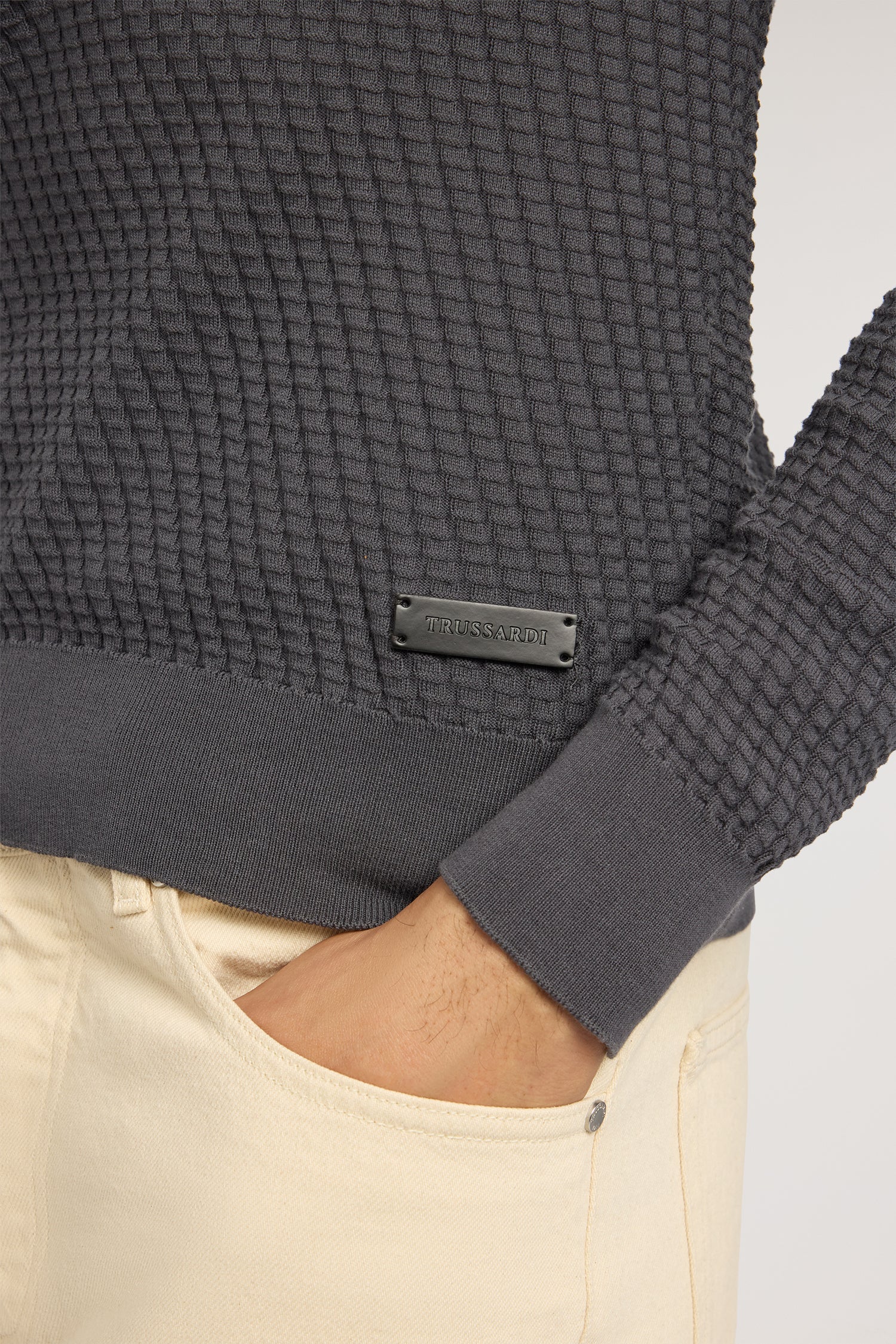 Maglia girocollo in cotone tridimensionale 3|76d011605250cda70af959ea2e13edd0ffde81a14ce10aa2951a5bdf9f804a4d