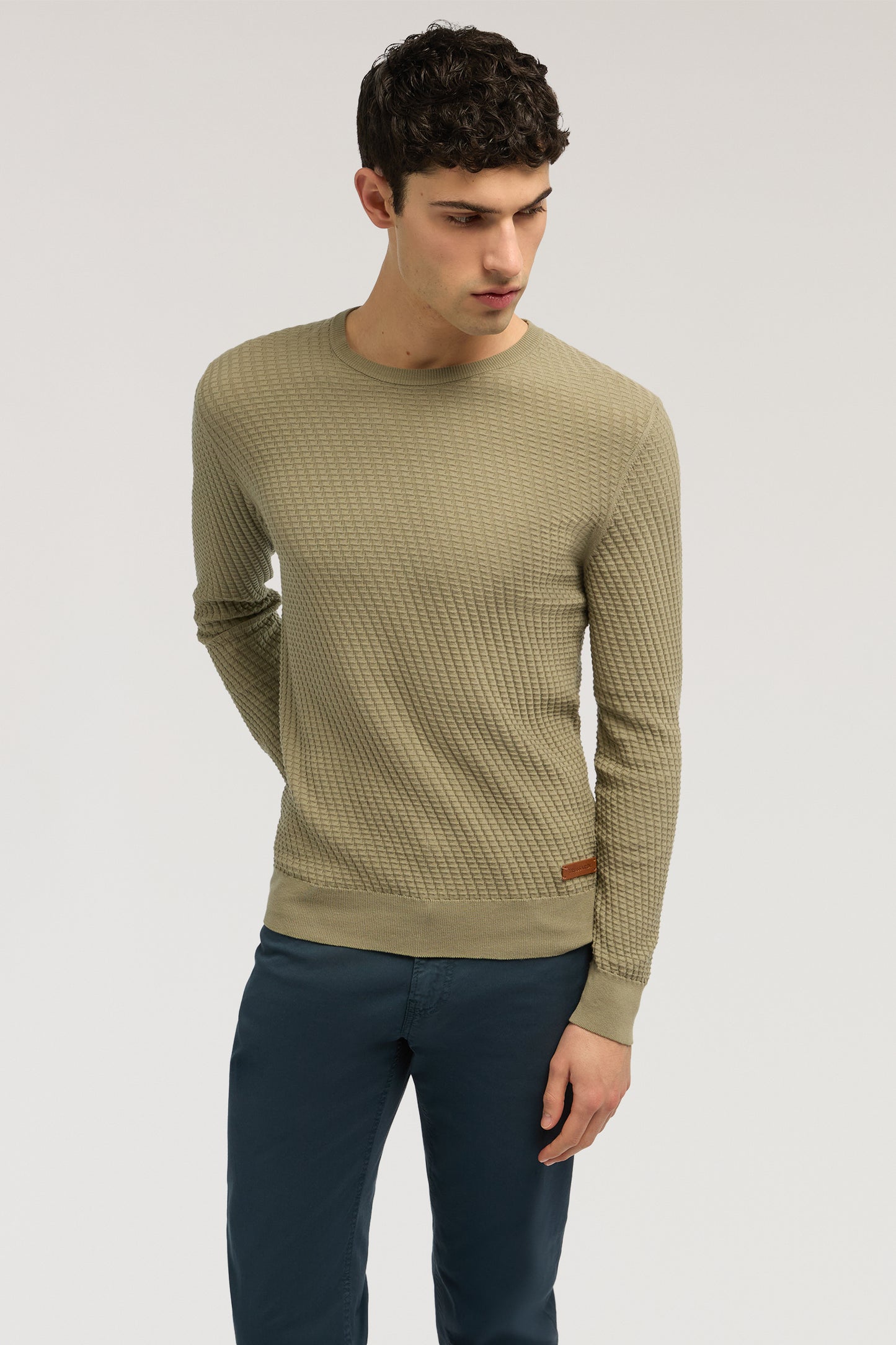 Maglia girocollo in cotone tridimensionale 2|a4ab49ba77b558595bf1572690a8c073bd8ad0fff68618f2e6b6f748d142ceae