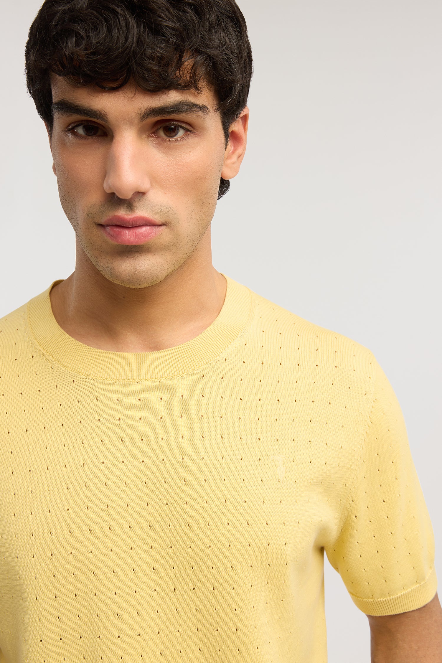 Maglia a maniche corte effetto punzonato in cotone 1|5273414abcfe8f238407ea1371acce69191043baf16082dab62ded3cd0adb7d8