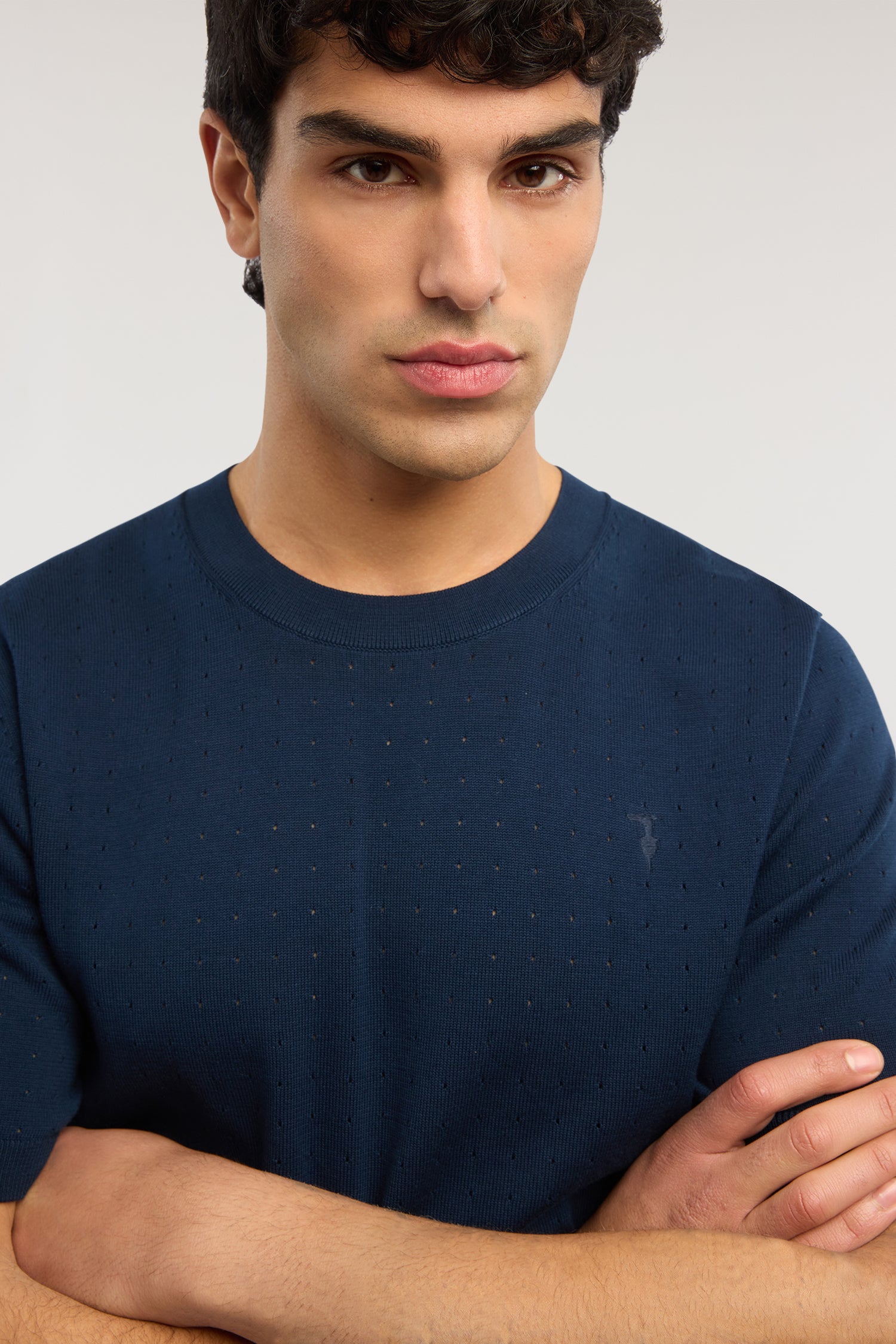 Maglia a maniche corte effetto punzonato in cotone 2|0b8e1759ecbace1404ba95f20c1059166f05d6fa8681790d400a1722e463f180