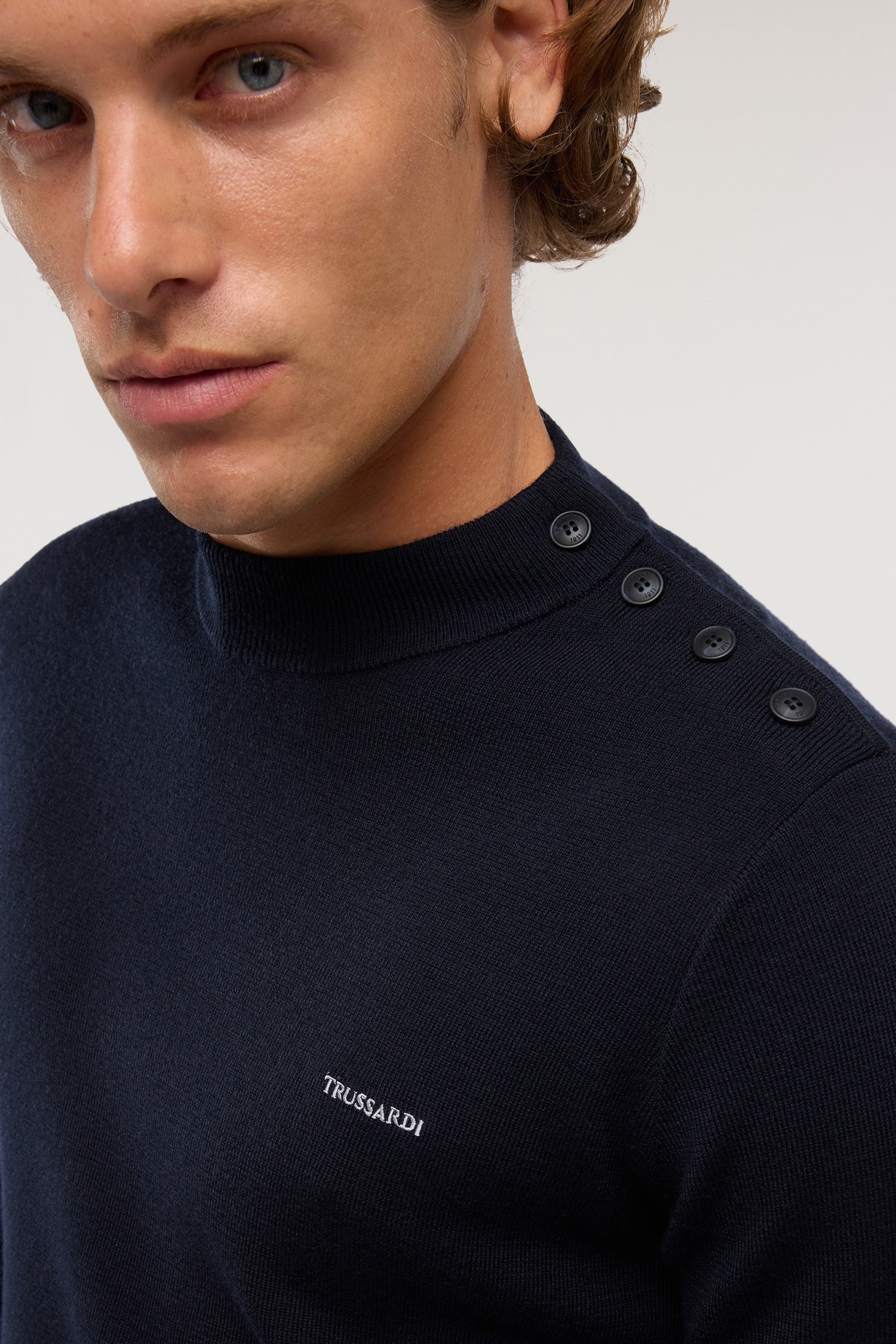 Maglia con abbottonatura laterale in pura lana 3|903a8b5d367d3cf092879c20dfa4ea85e7c9a54c97853bdb688953a074eecca1