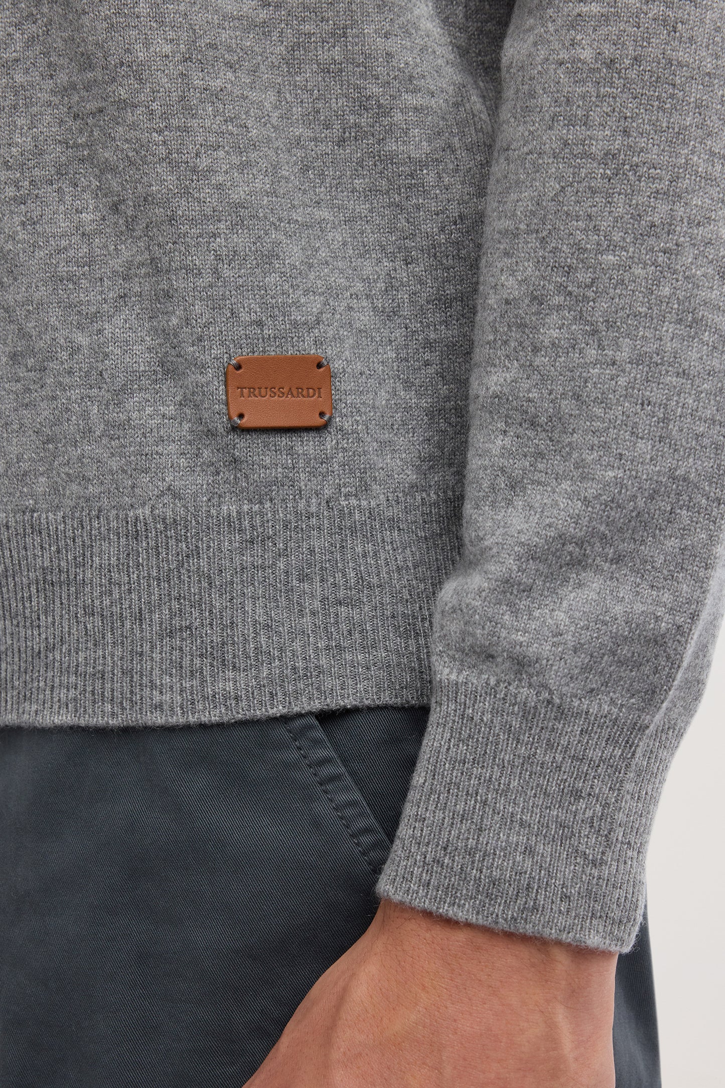 Polo a maniche lunghe in cashmere 4|6703b6c214b81e07327caf04d8a753181d97b72741e0fa40a7fc356a2c774864