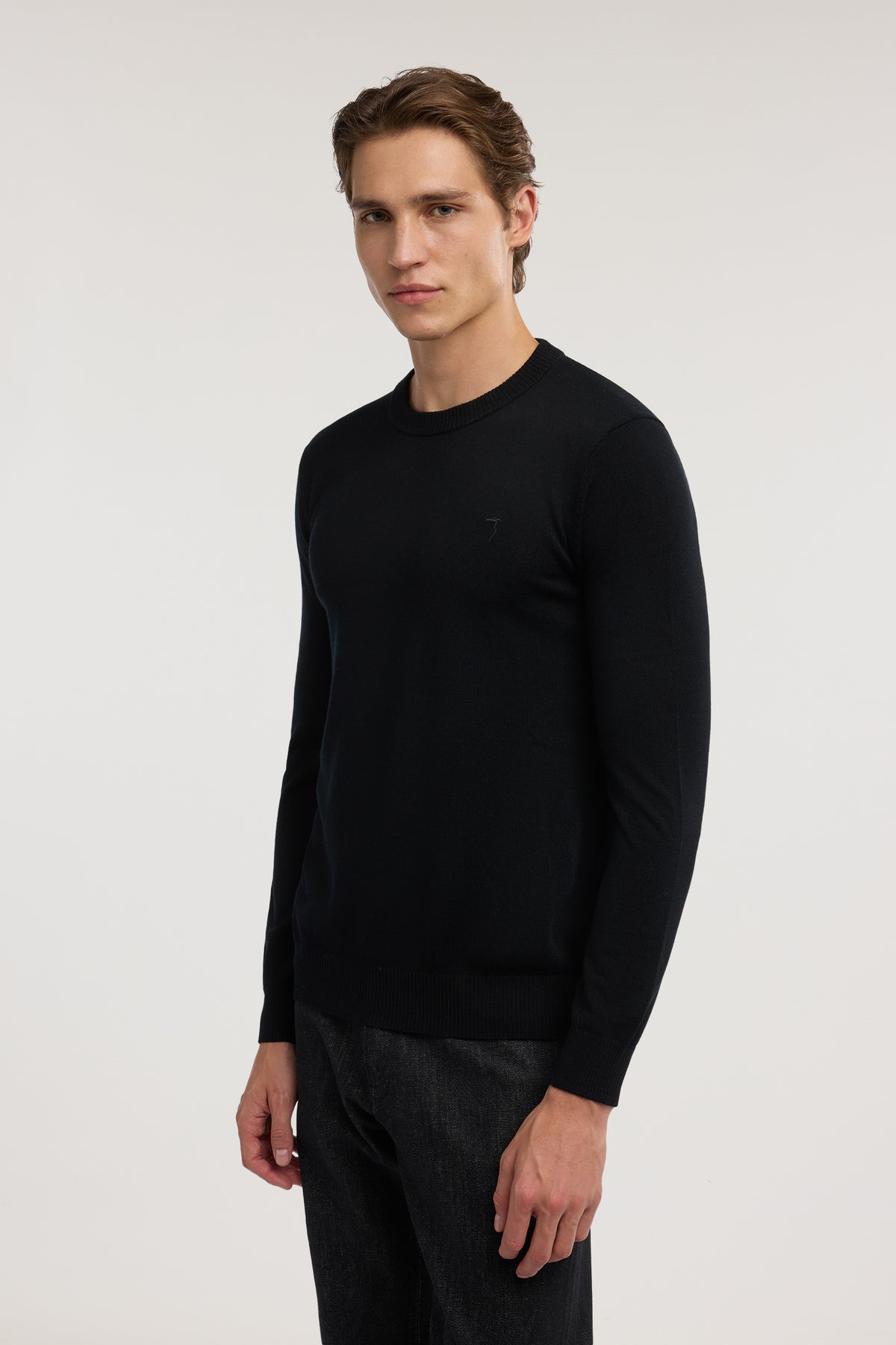 Maglia girocollo in pura lana con ricamo 1|95bd8e5dd2d42da0f1d13f8ea7821f14129dd5af02e1208088b20224ba6564ec