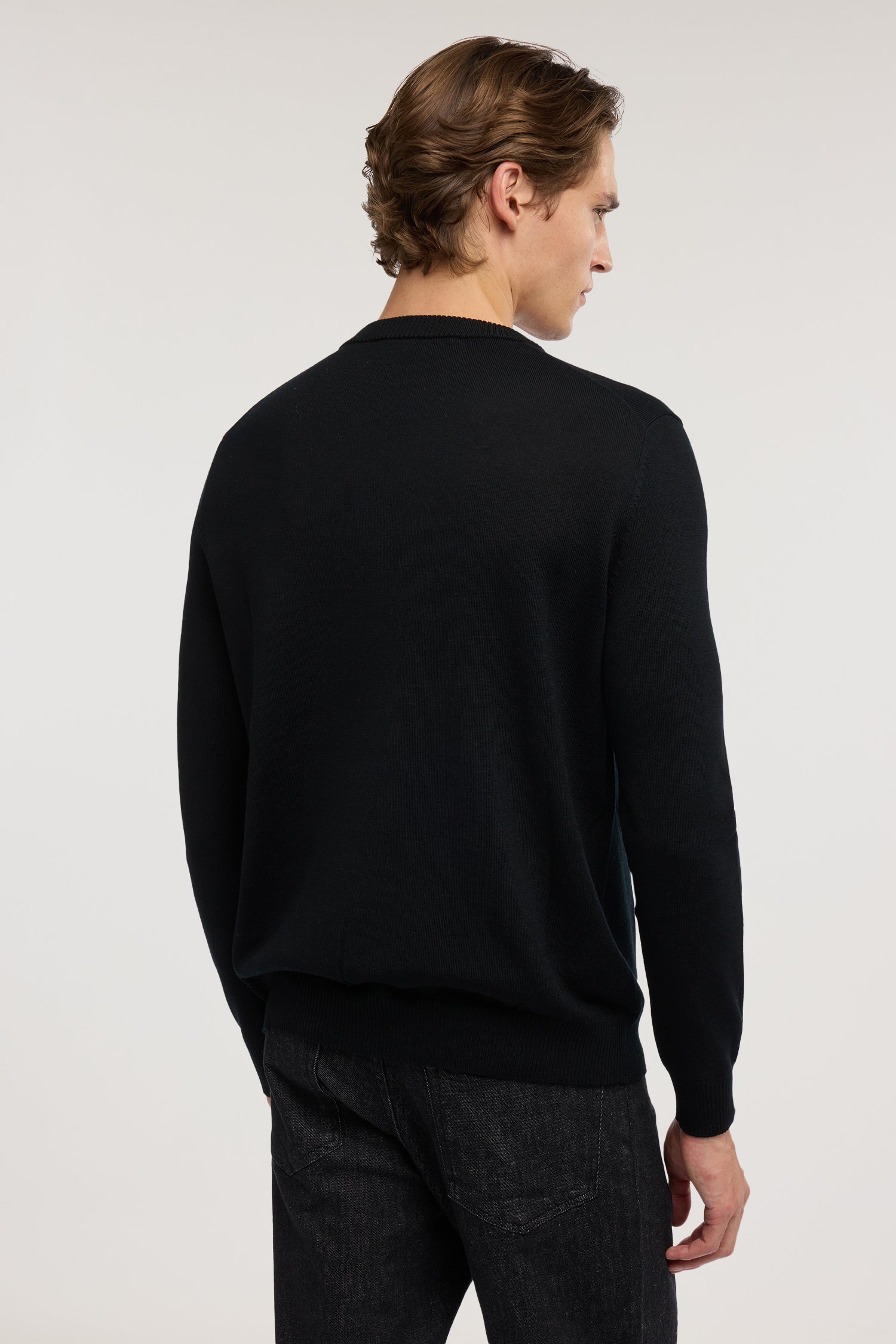 Maglia girocollo in pura lana con ricamo 2|335414e566977d7a574beb9e781bc264d5b54a6ad8e6eb9d1cde1075a7f35848