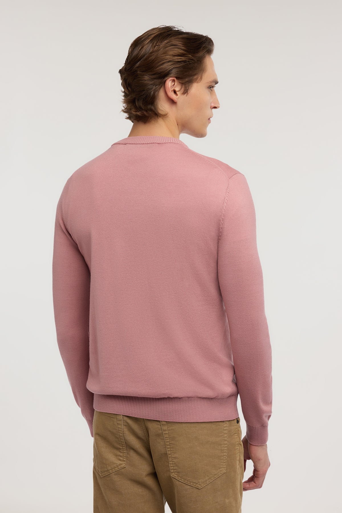 Maglia girocollo in pura lana con ricamo 2|e0d42673e55ef1e4f440f213afacbc59e50e53b03fbd6ebd219dcf6c44e8170d