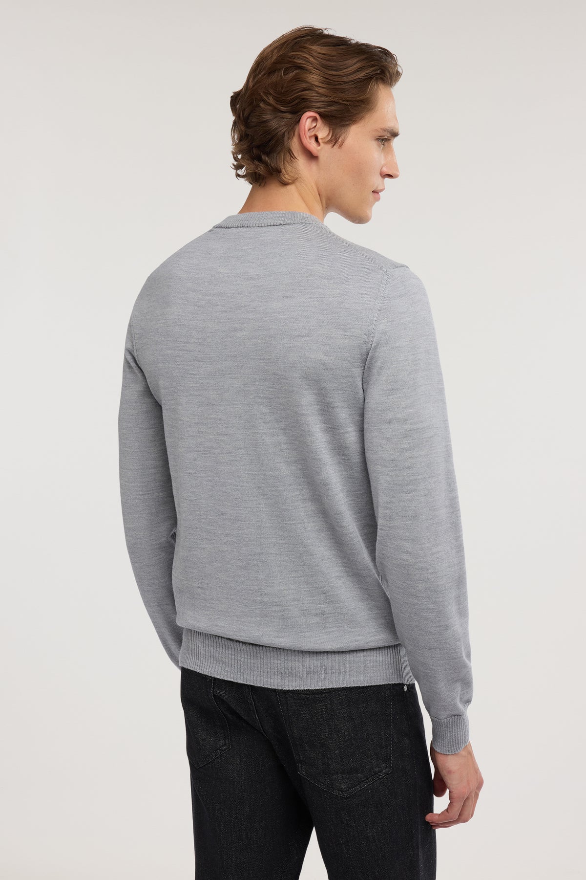 Maglia girocollo in pura lana con ricamo 2|6477e3e4604896e7a49791fee0bee3d6ea761424d7451c7842ae5cd33faab4c3
