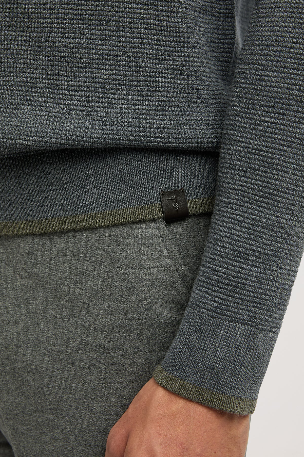 Maglia girocollo in lana regular fit con profili a contrasto 3|c675027c34e8fdbe11fa4f8b9e3d8a351dfff851eaa75466df0b2f38c8da1cab
