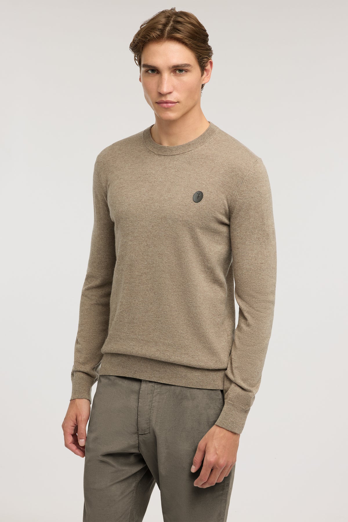 Maglia girocollo misto cashmere regular fit con patch 1|7e649df7bcd2e0267873ff6c0b350a553fef25502b544731322693869aff4fce