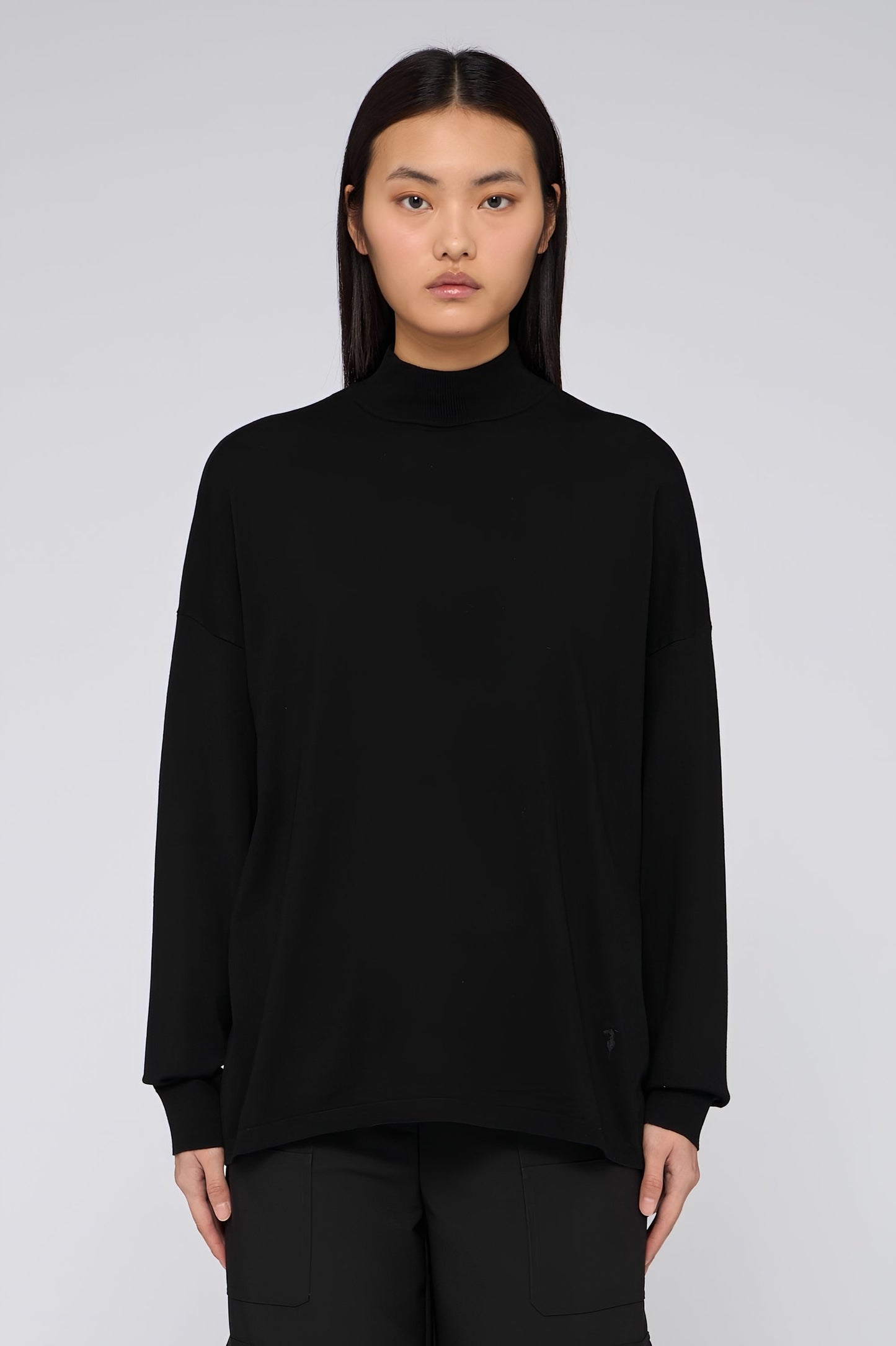 Maglia a collo alto in viscosa rasata 1|c76cd8ba858ea43e87f9e9743556719d2993d6e0ff0c898d5b9b629449ef0609