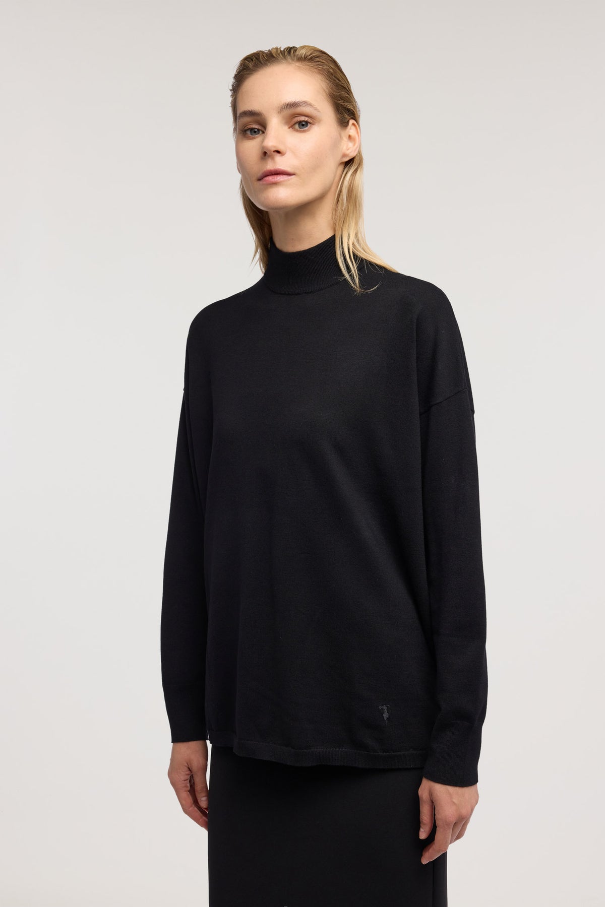 Maglia a collo alto in viscosa rasata 2|d5b605df9e5534f8f0632032e94eb6c227b87c6558e7b33686d0821297aef955