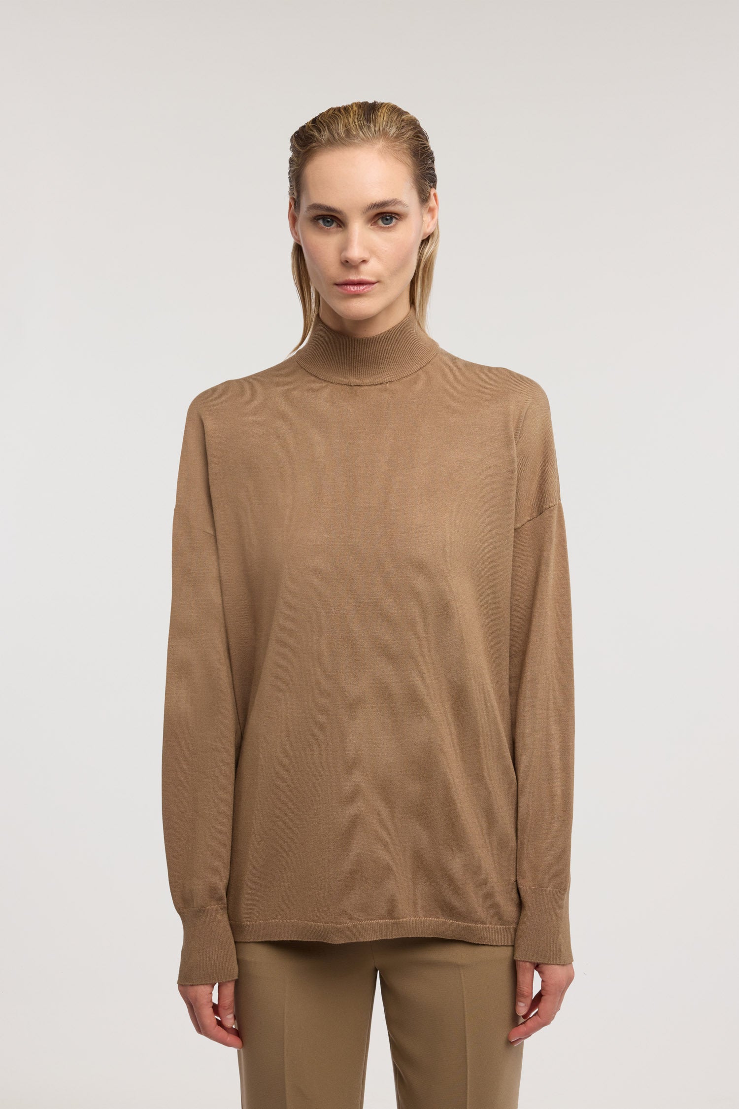 Maglia a collo alto in viscosa rasata 1|a079422c283433050828a370293227ee9f529a17d92f6a3de78d5ba260c0f624