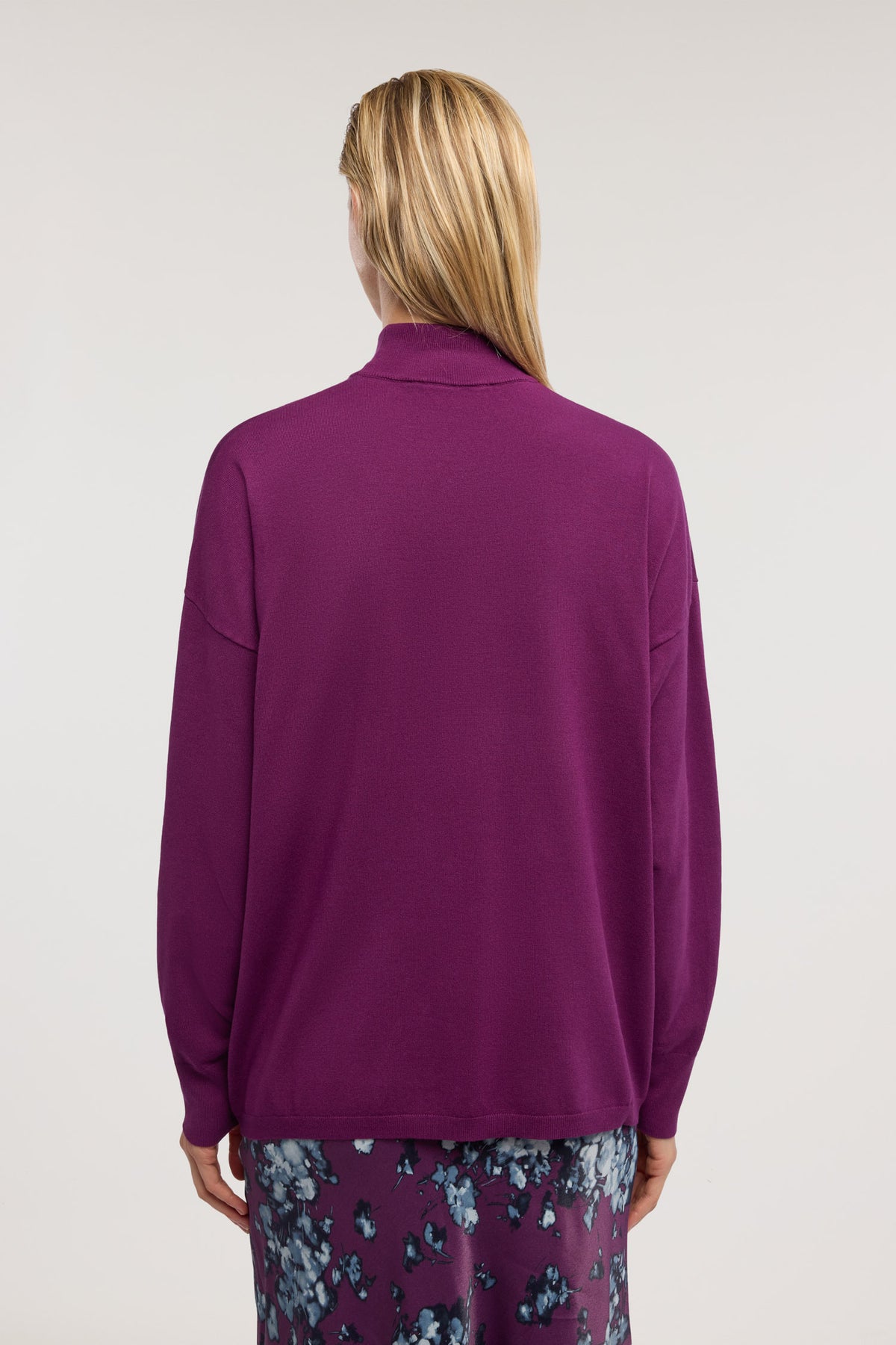 Maglia a collo alto in viscosa rasata 2|ba3bd005037f85d39227588302fbd117aac73678f409d173643135dedff56175