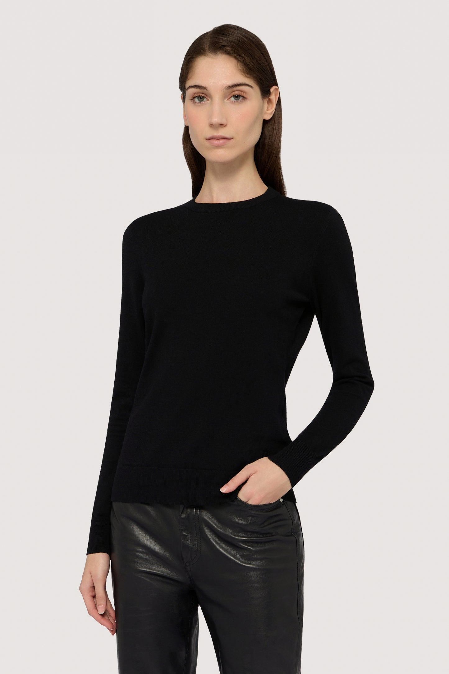 Maglia girocollo in misto viscosa 1|0da7d29ee65d373ef79c5e45d3c4004043905f280a17f09e9e81d8de6af0283d