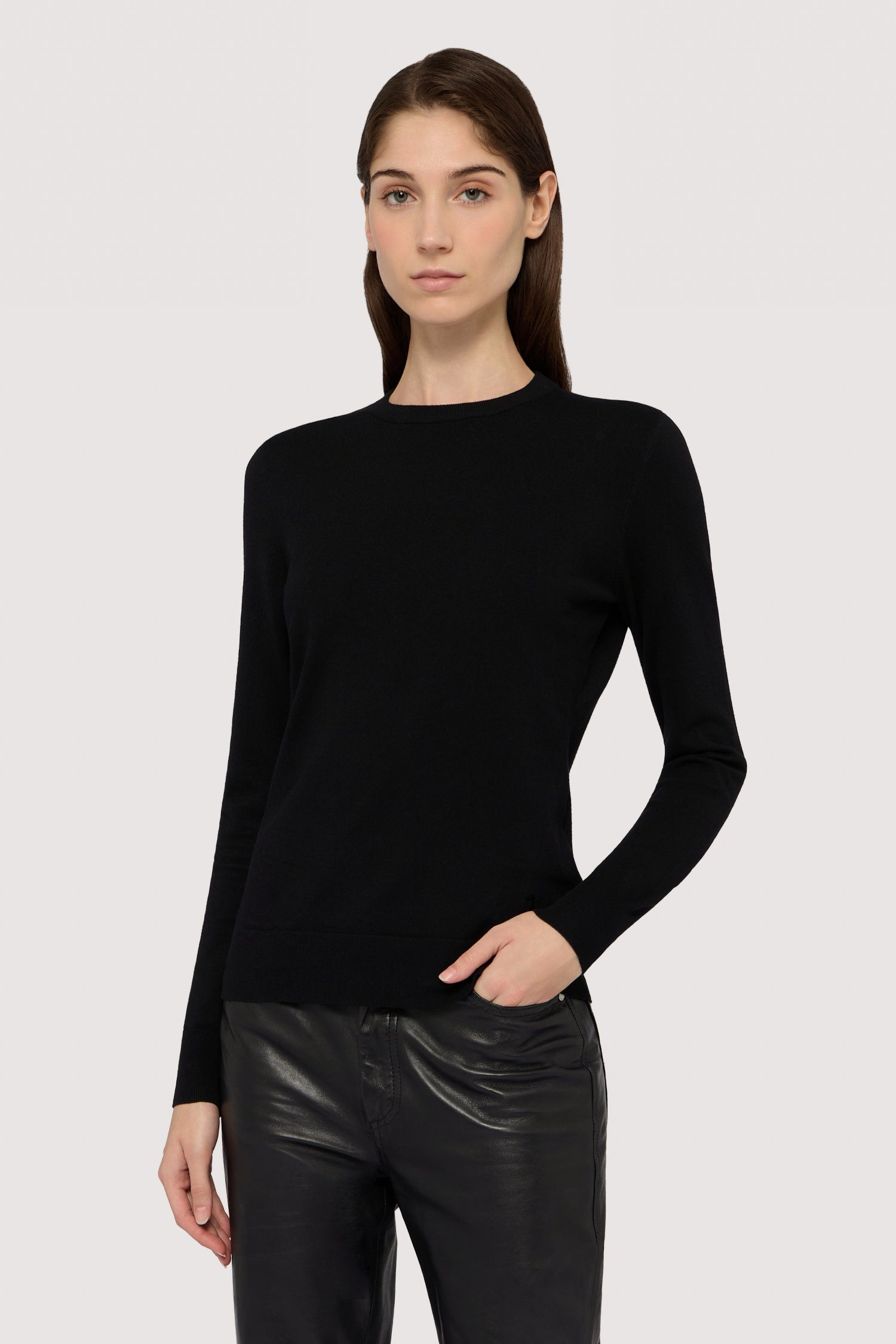 Maglia girocollo in misto viscosa 1|0da7d29ee65d373ef79c5e45d3c4004043905f280a17f09e9e81d8de6af0283d