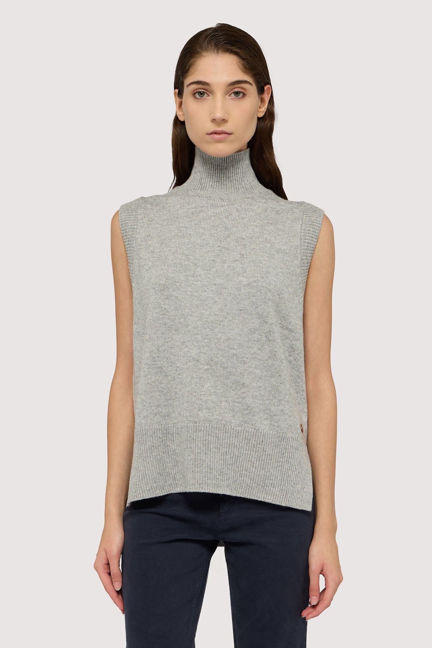 Maglia a collo alto senza maniche in misto lana 1|41730d2387c81c6658ca456f2293b7a0260438f713a06bf81b9ab7c4336d582b