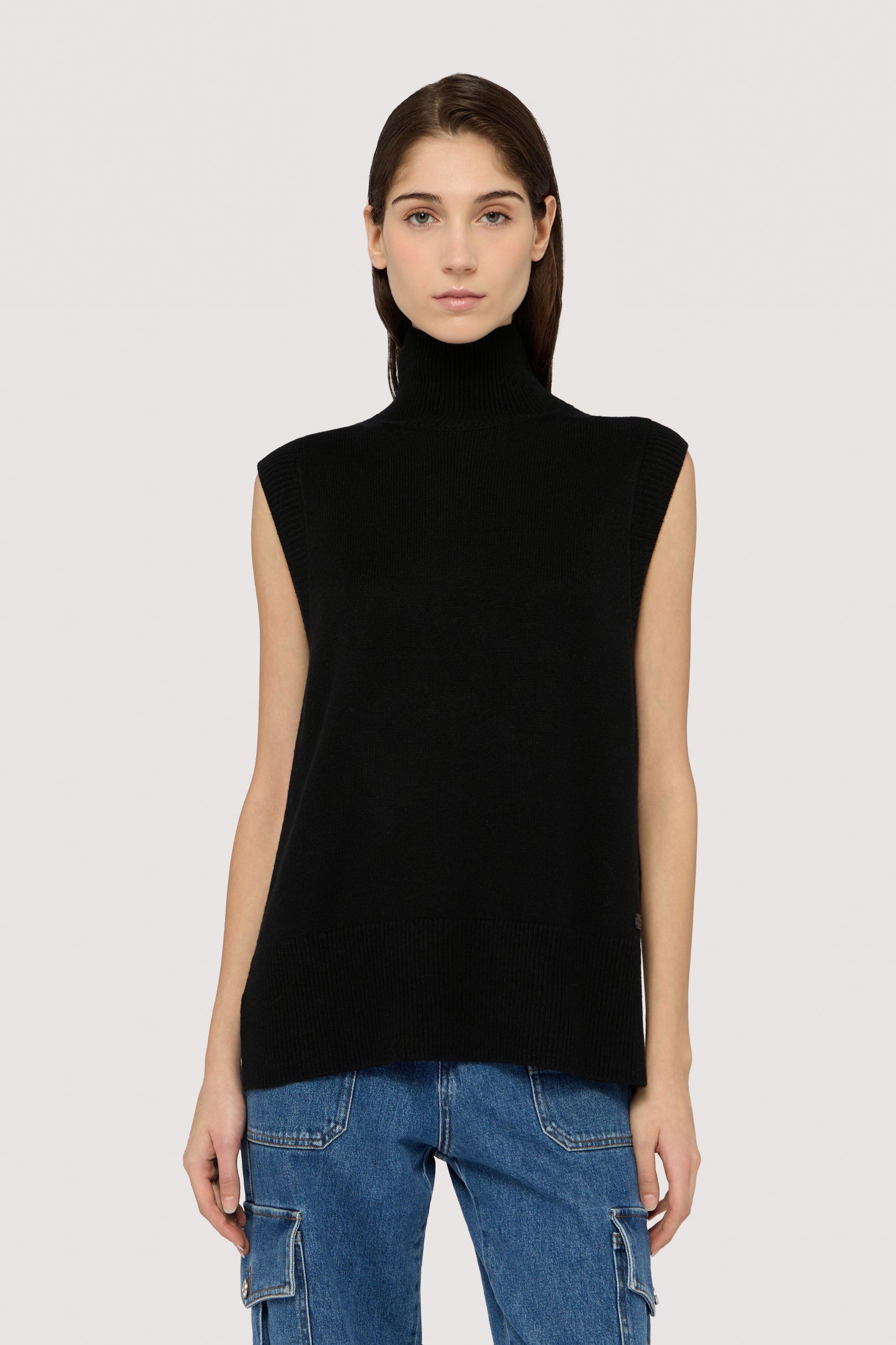 Maglia a collo alto senza maniche in misto lana 1|5892613ba541e24bc95820fc1c697664530aa94d69e1b3ad652117c9473d6af6