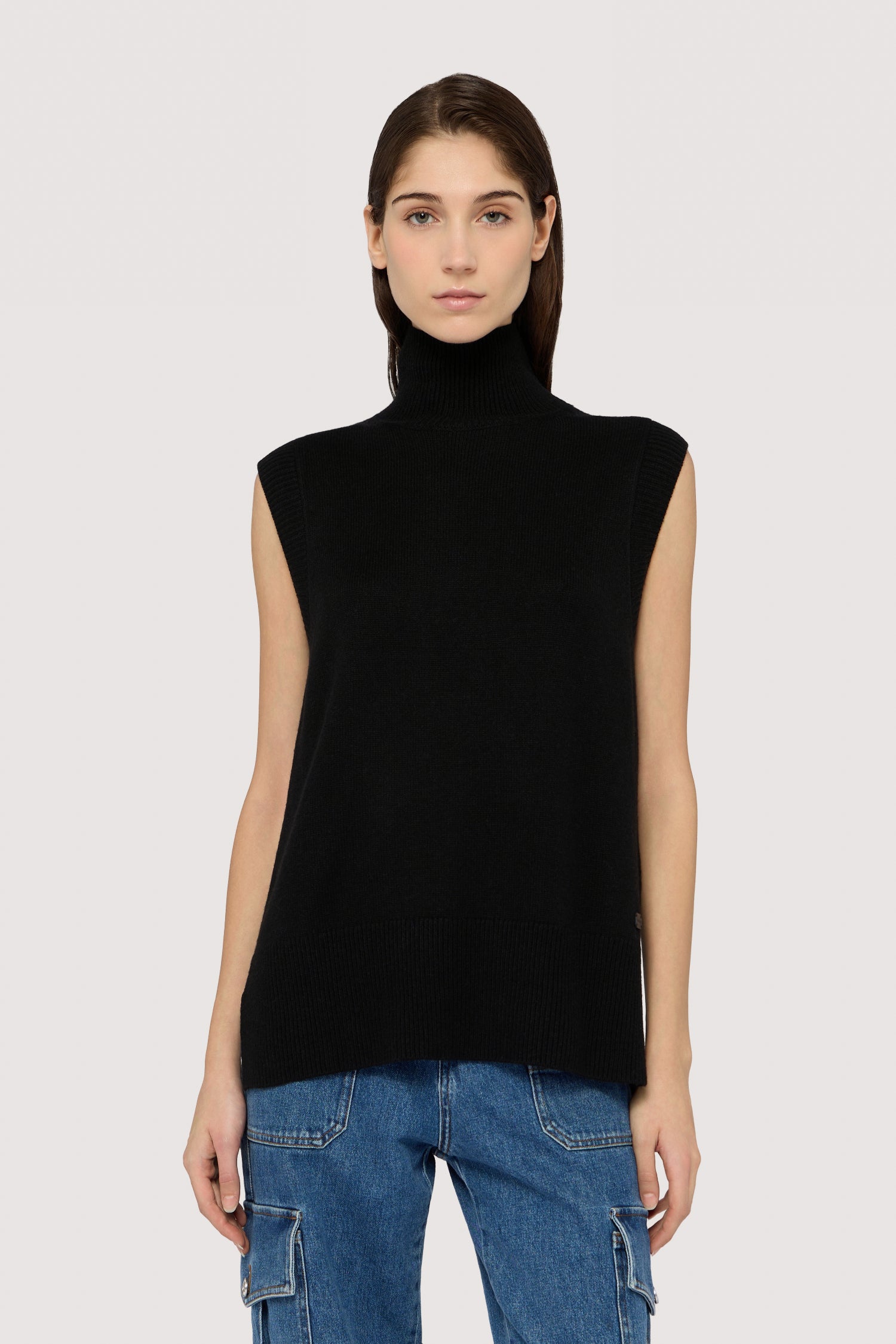 Maglia a collo alto senza maniche in misto lana 1|5892613ba541e24bc95820fc1c697664530aa94d69e1b3ad652117c9473d6af6