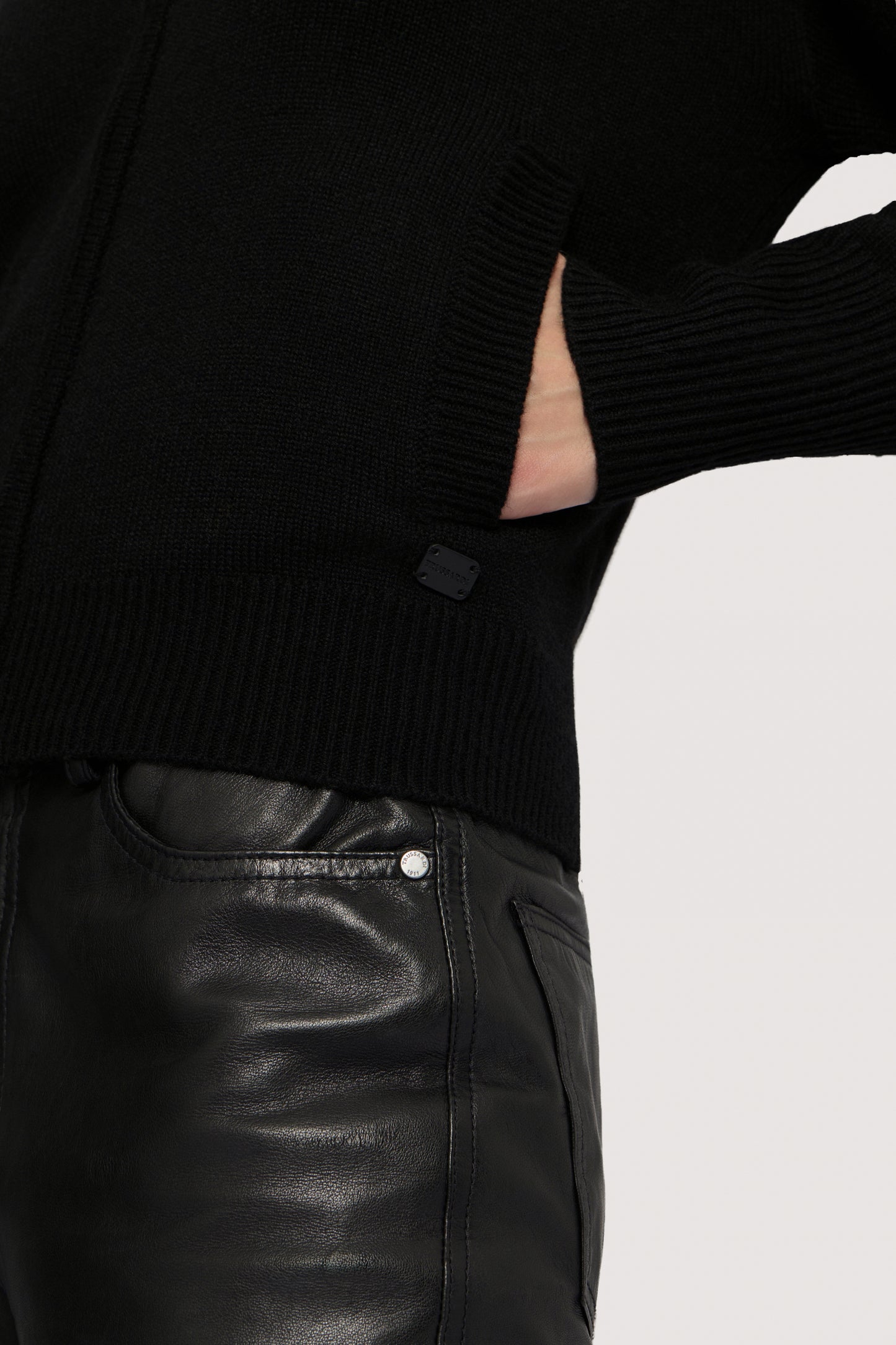 Maglia con cappuccio in misto lana 3|cc7b6d5f3a4f54bc58942d325d40f5e251a69a580975fb570bd9bc719f2f1aaf