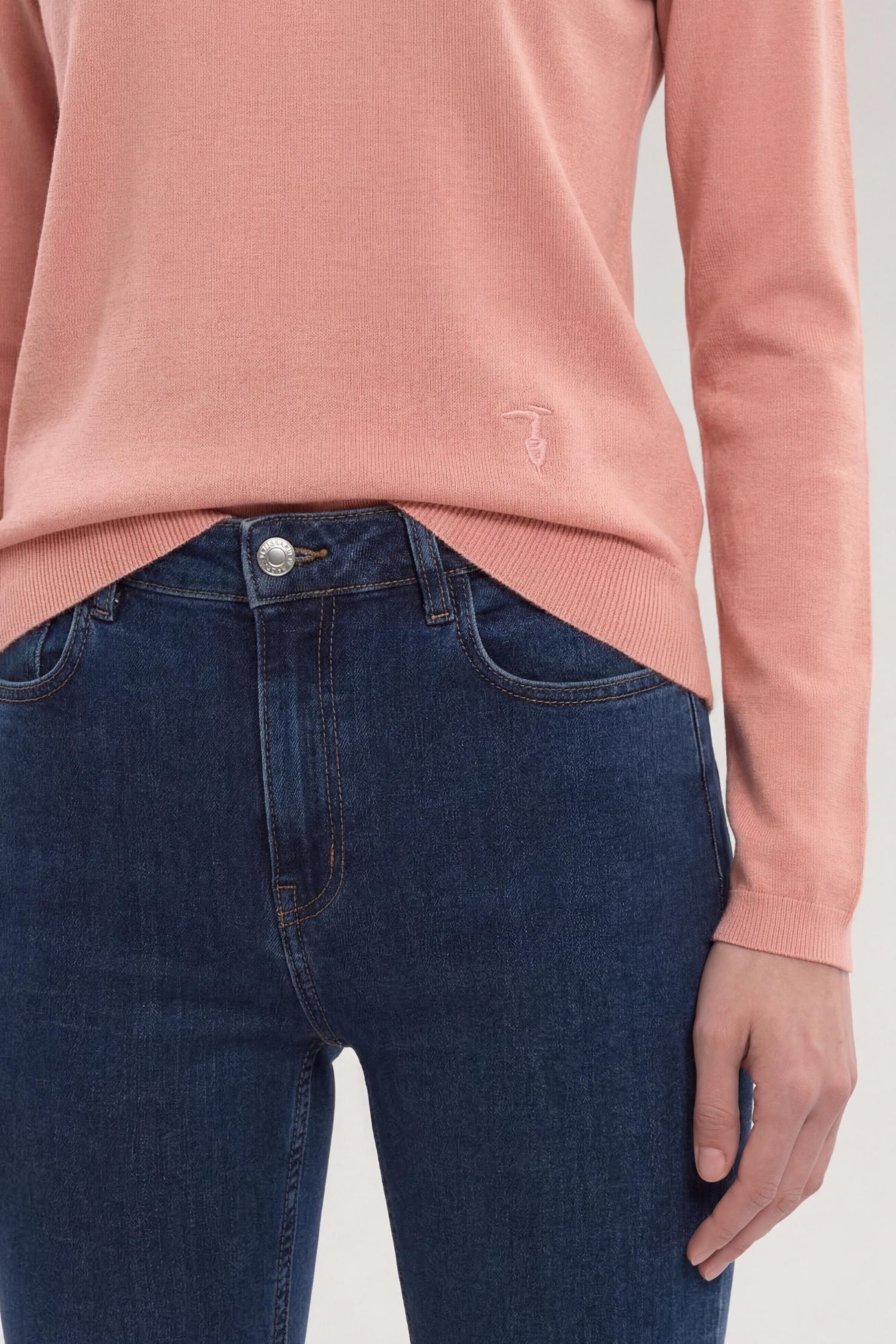 Cardigan in viscosa con ricamo 3|05cbbfd8f30309a1cdf0d1c67b4271ee6bf5e659900625dd8b6508ff63da31b3
