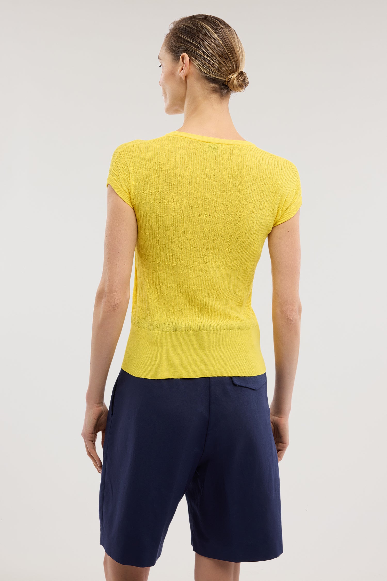 Maglia a maniche corte in cotone crepe con punto 3D 3|05ffc641f89e3499deff3e53583daeeadce5ac8f91fe6f0b12b52ff79fc4c01e