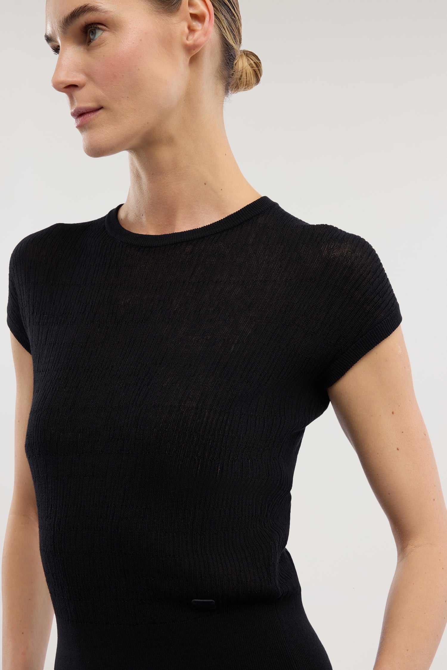 Maglia a maniche corte in cotone crepe con punto 3D 2|e25c3e2b486a9abea6503d2f1f8f72140ff2d61bb67a55711b0f5f923164b1a3