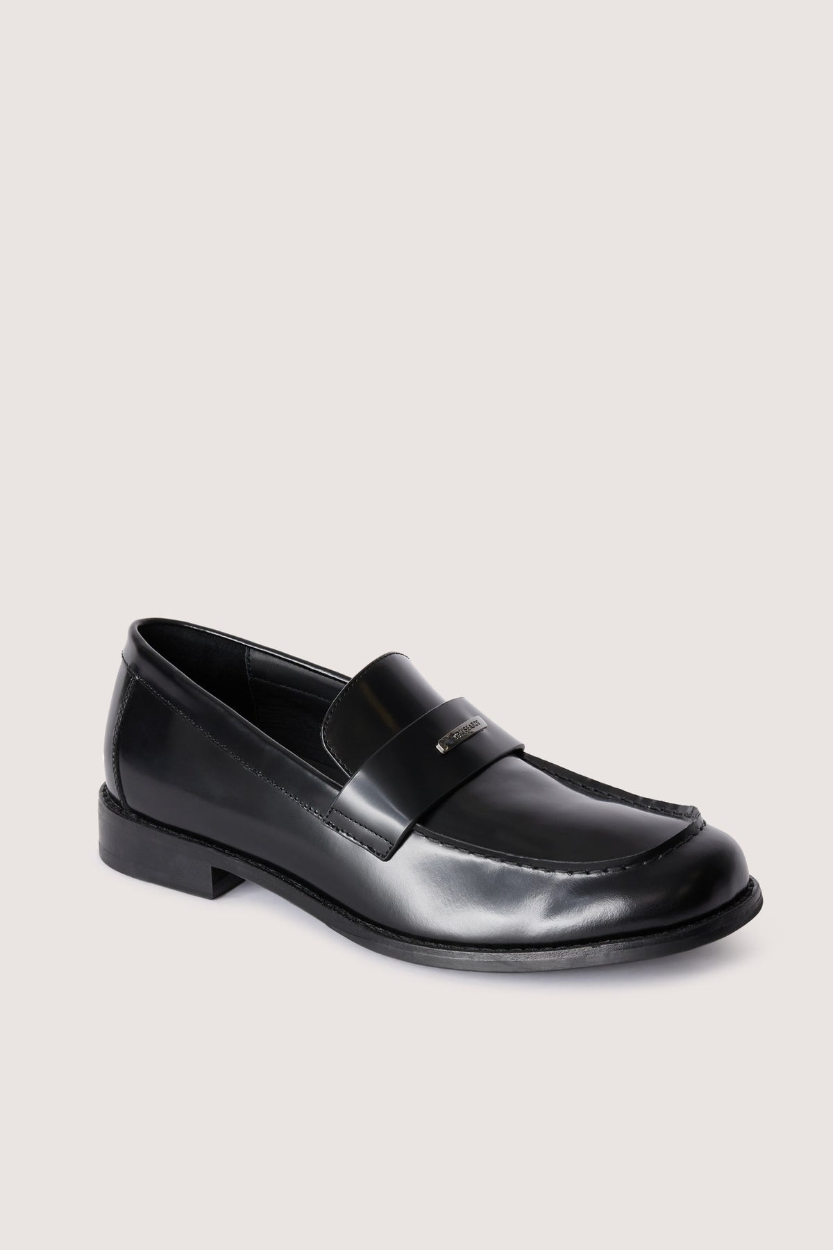 Loafer con fascia e placca metallica 2|571d704bc2c6a0970369b38ff8c978e8ceb9af67f07e9a0b2b09730b110ee56e
