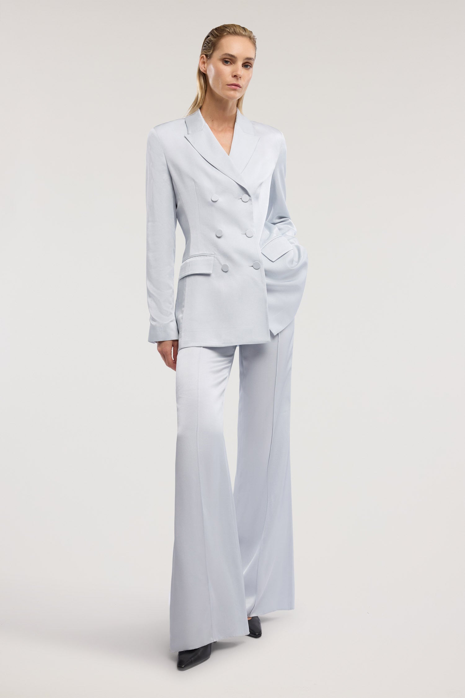 Pantalone flare in twill di viscosa 4|a5f6f26331c94d0e8a69700a15bd6f3ddea867b5180f9fd6de532a9c075556b6