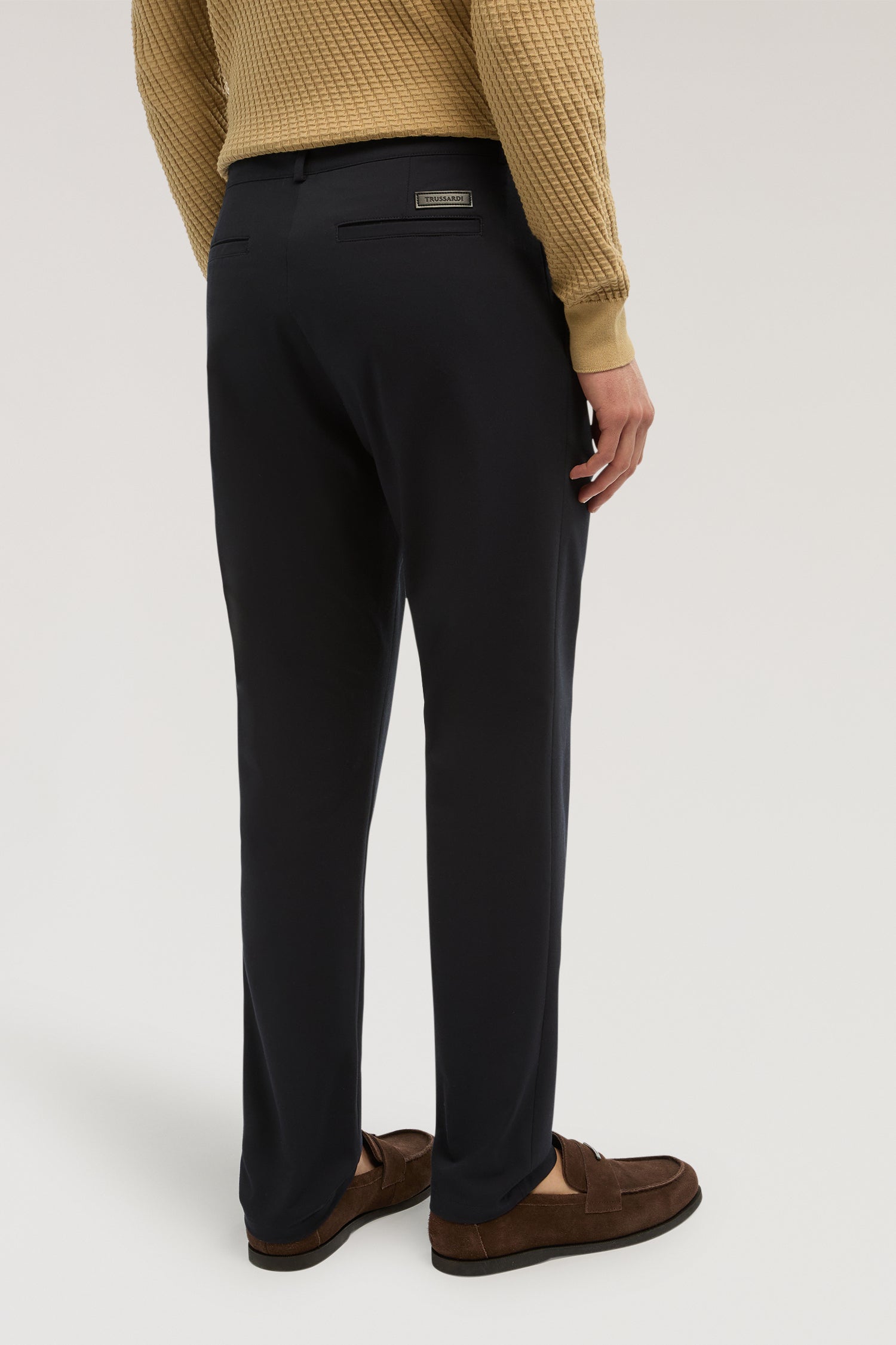 Pantaloni slim fit in viscosa 2|ff571ad90785e43987f0410aa6a5948a04d75f420a98345505fa3a0709de8945