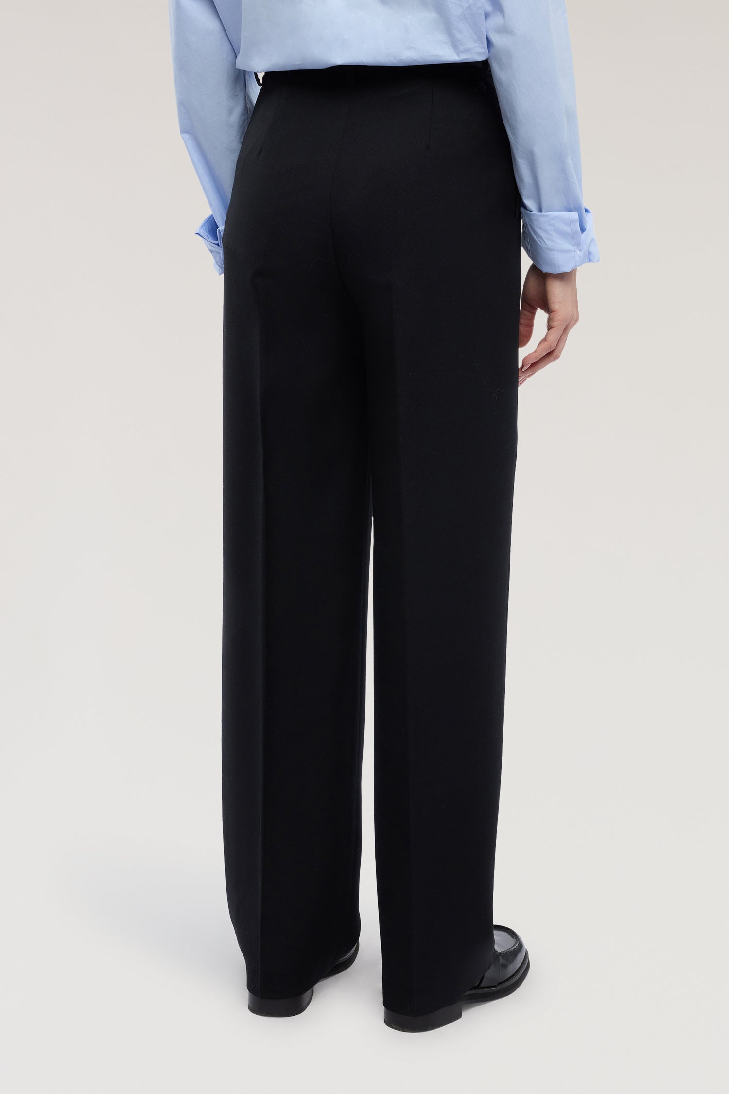 Pantaloni ampi in frescolana 3|e31ca01de4b6f45c5a7ba94ad55b6497f616ca9e7ddd571abc3a54aeeb96e51a