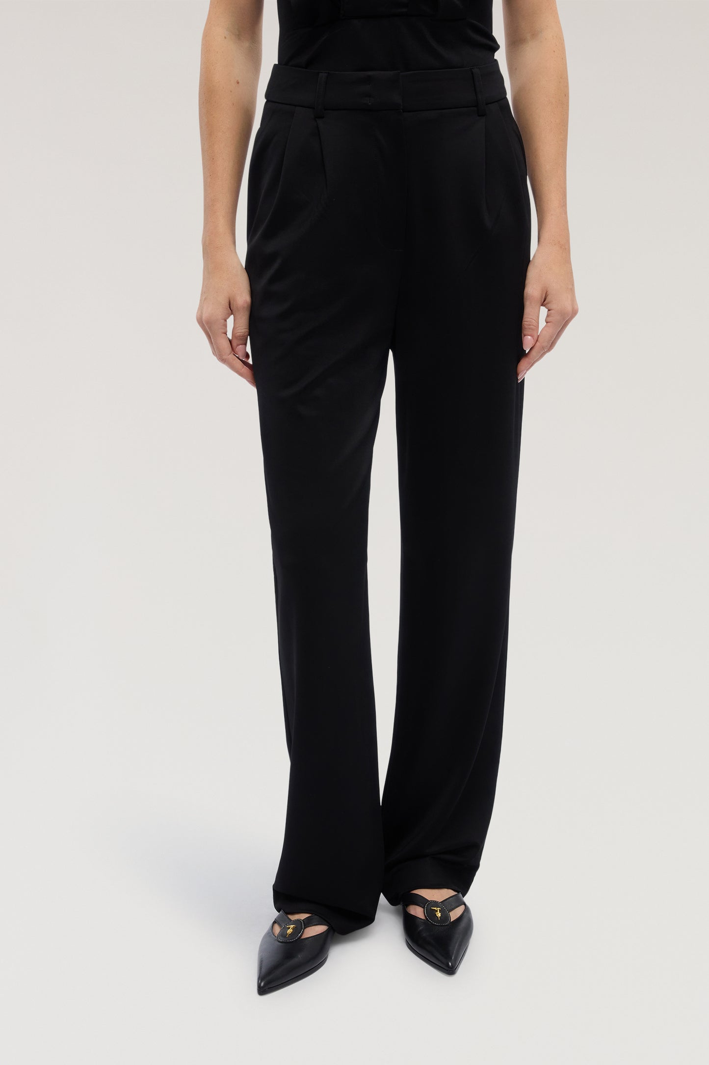 Pantaloni ampi in tessuto fluido 1|a07ab58b237693b2aa568700746ef63fb523dc6dc35032d05c40c3c2e0e0fb01