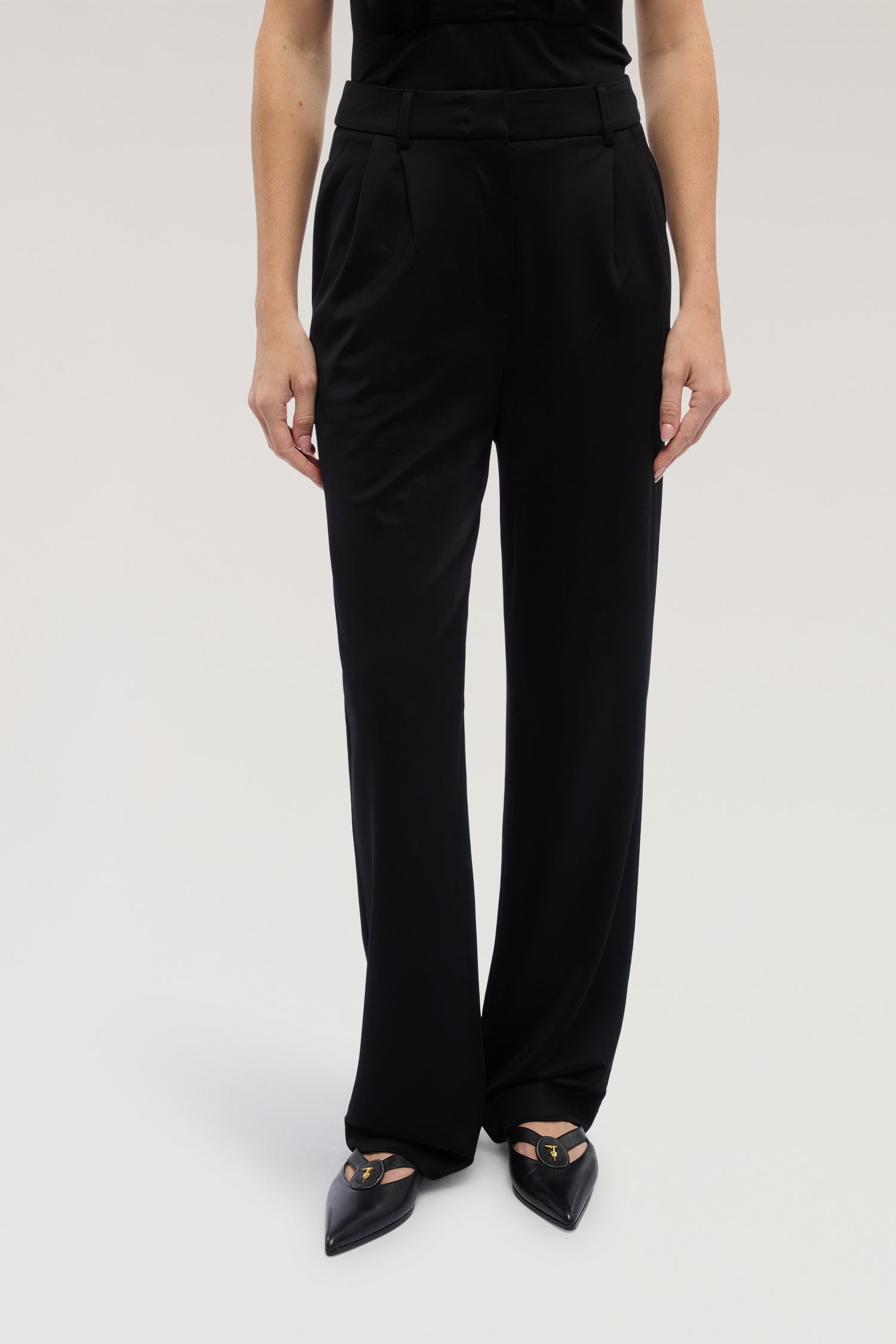 Pantaloni ampi in tessuto fluido 1|a07ab58b237693b2aa568700746ef63fb523dc6dc35032d05c40c3c2e0e0fb01